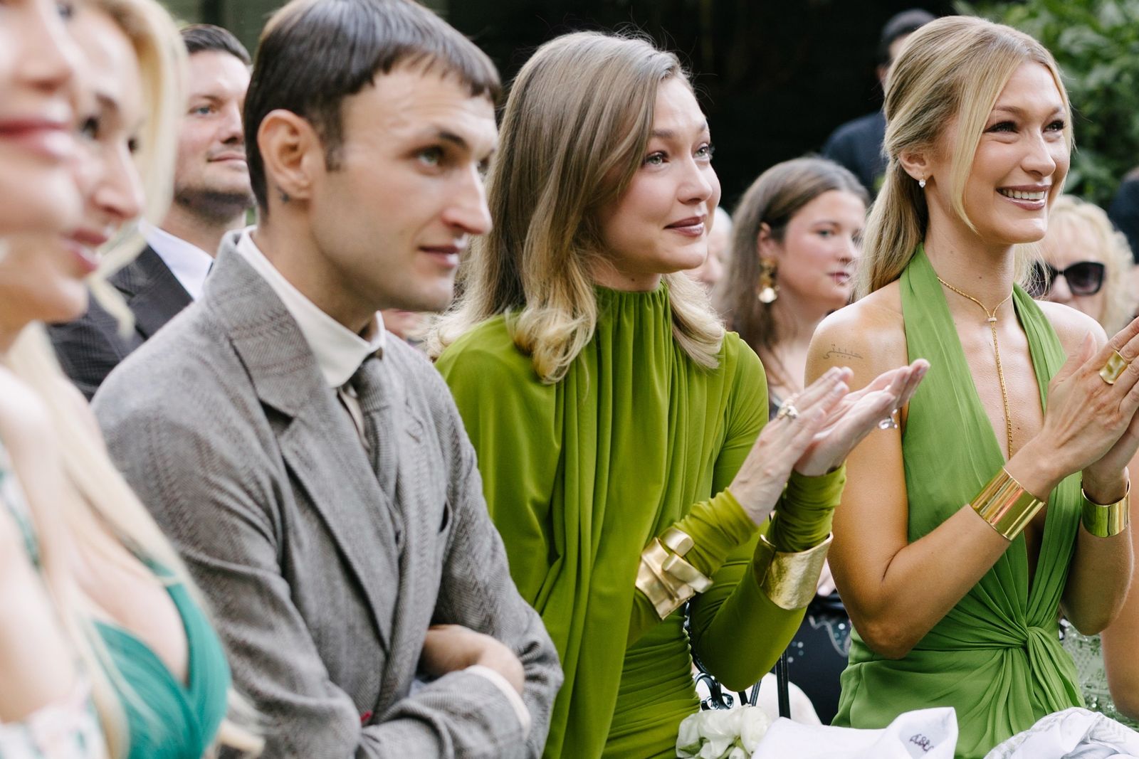 vestido invitada verde bella gigi hadid