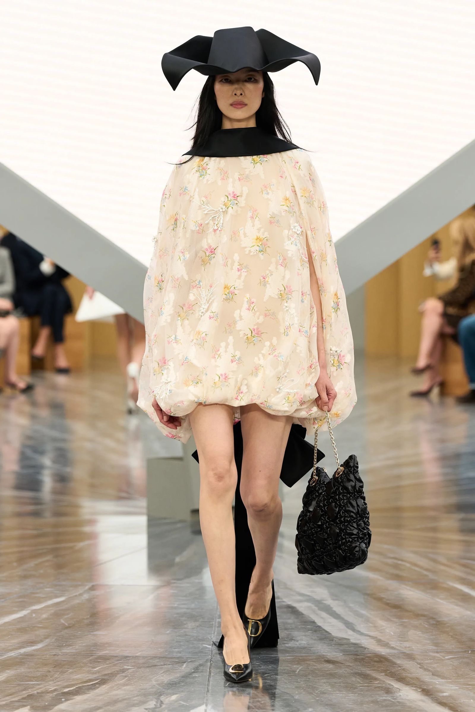 Greta Lee hace un cameo en Vogue World 2025 con otro look ganador de Dior
