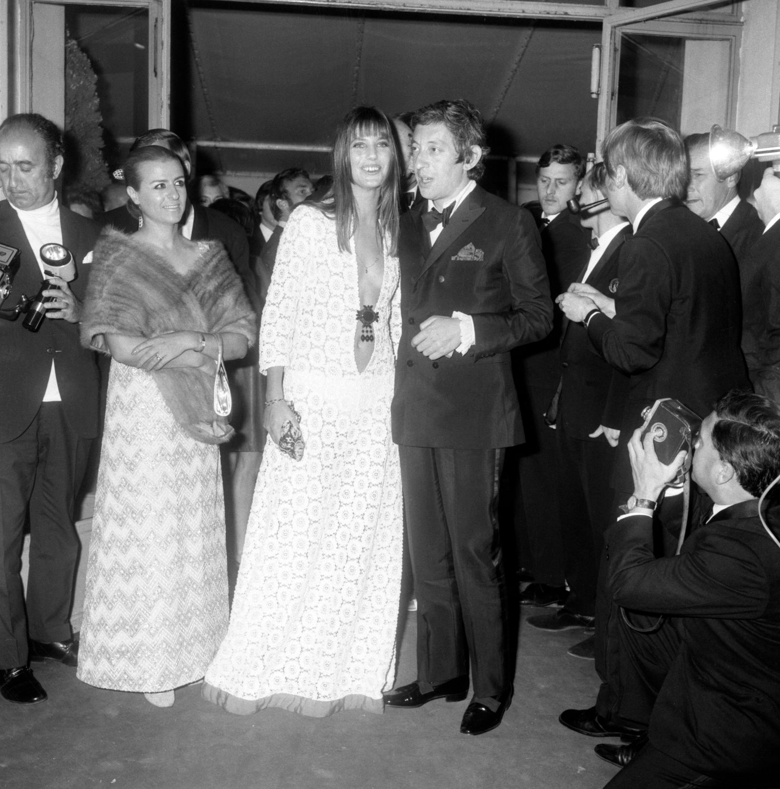 Jane Birkin lució un escotado vestido blanco de croch en la gala de la Unión de Artistas celebrada en París en 1969 a la...