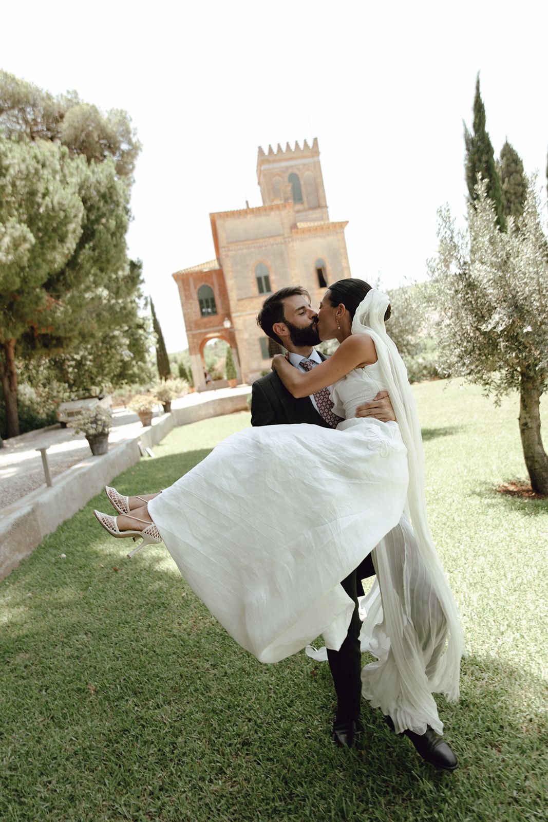 La boda en Valencia de Gala y Guille una celebración rústica en un huerto y un vestido de novia de Castellar Granados