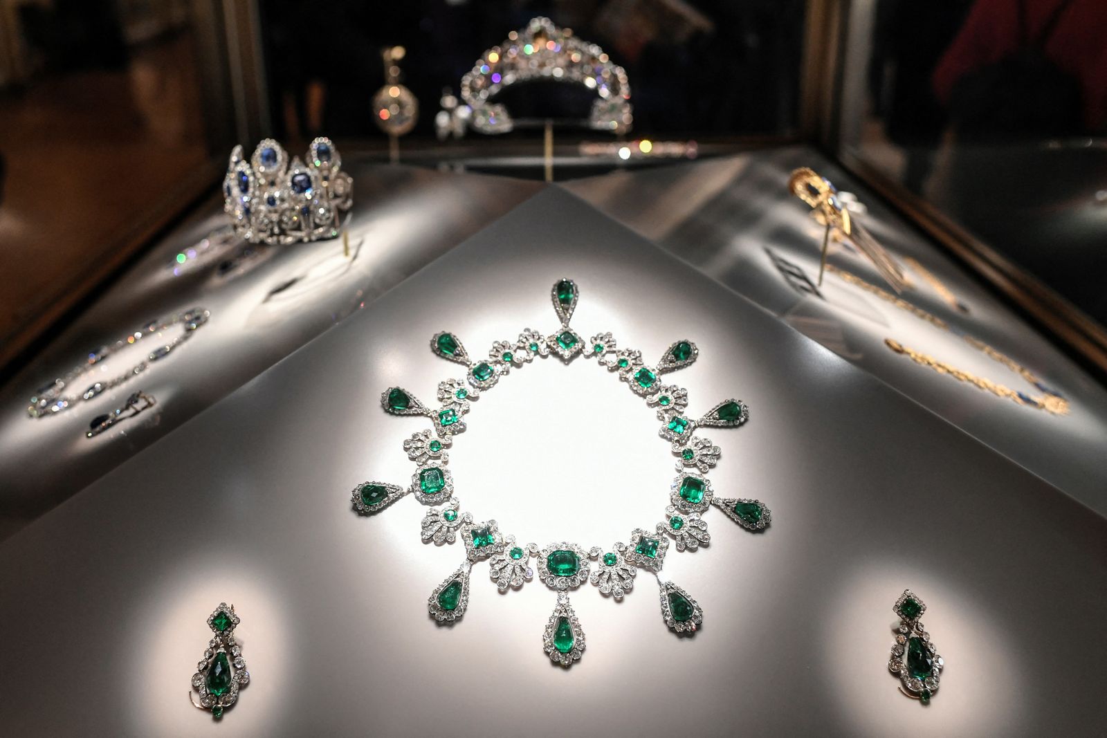 Joyas de esmeraldas de la colección de la emperatriz María Luisa expuestas en el Louvre en enero de 2020.
