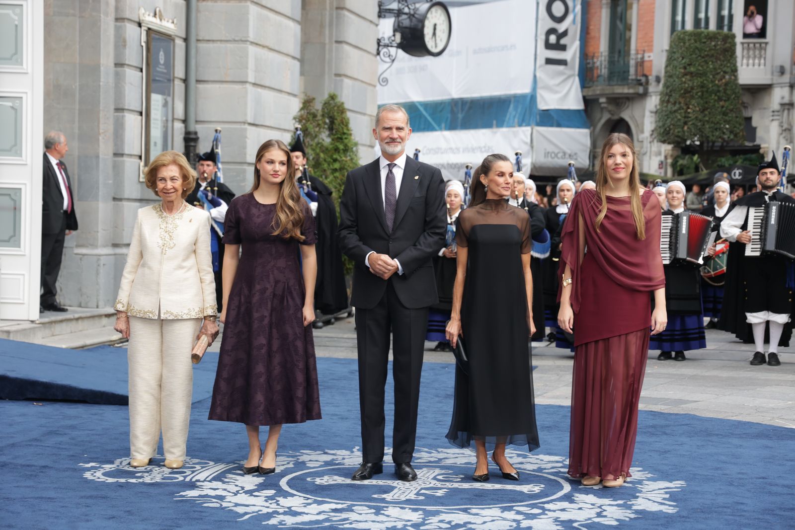 De izquierda a derecha la reina Sofía la princesa Leonor el rey Felipe VI la reina Letizia y la infanta Sofía.