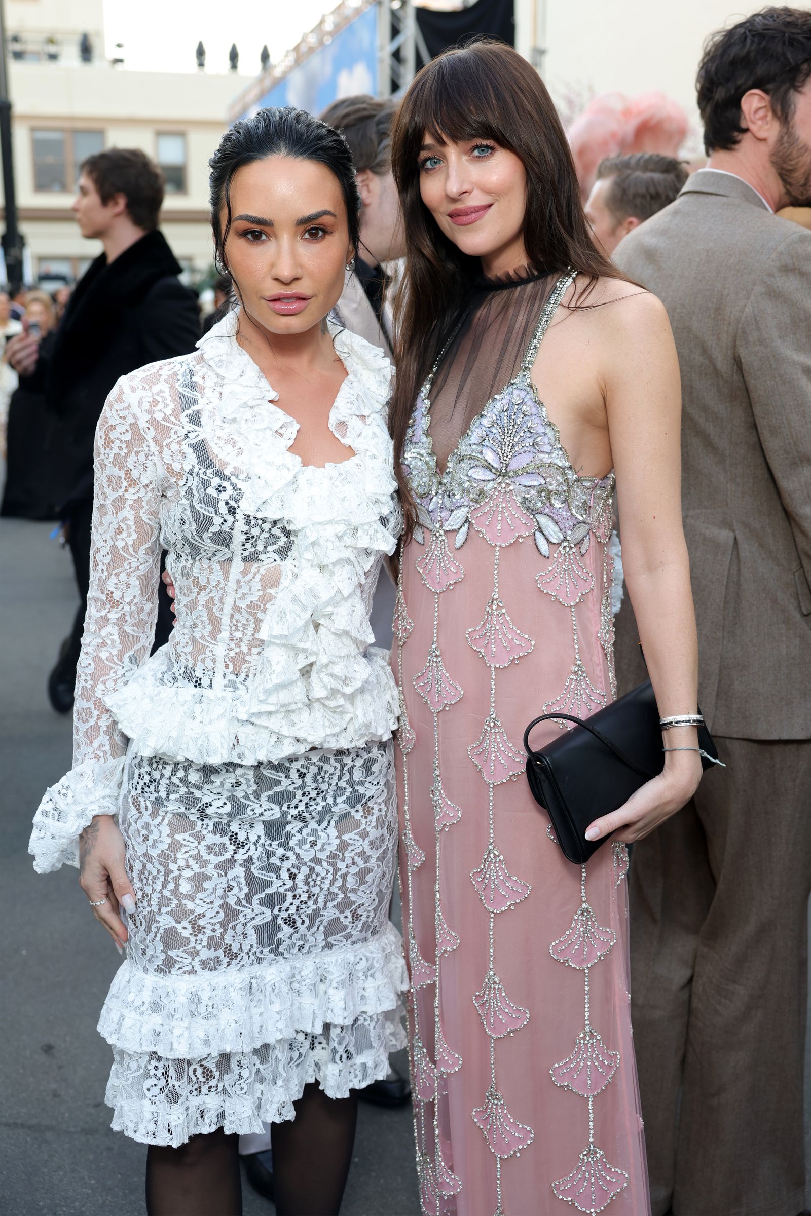 Demi Lovato y Dakota Johnson en Vogue World 2025.