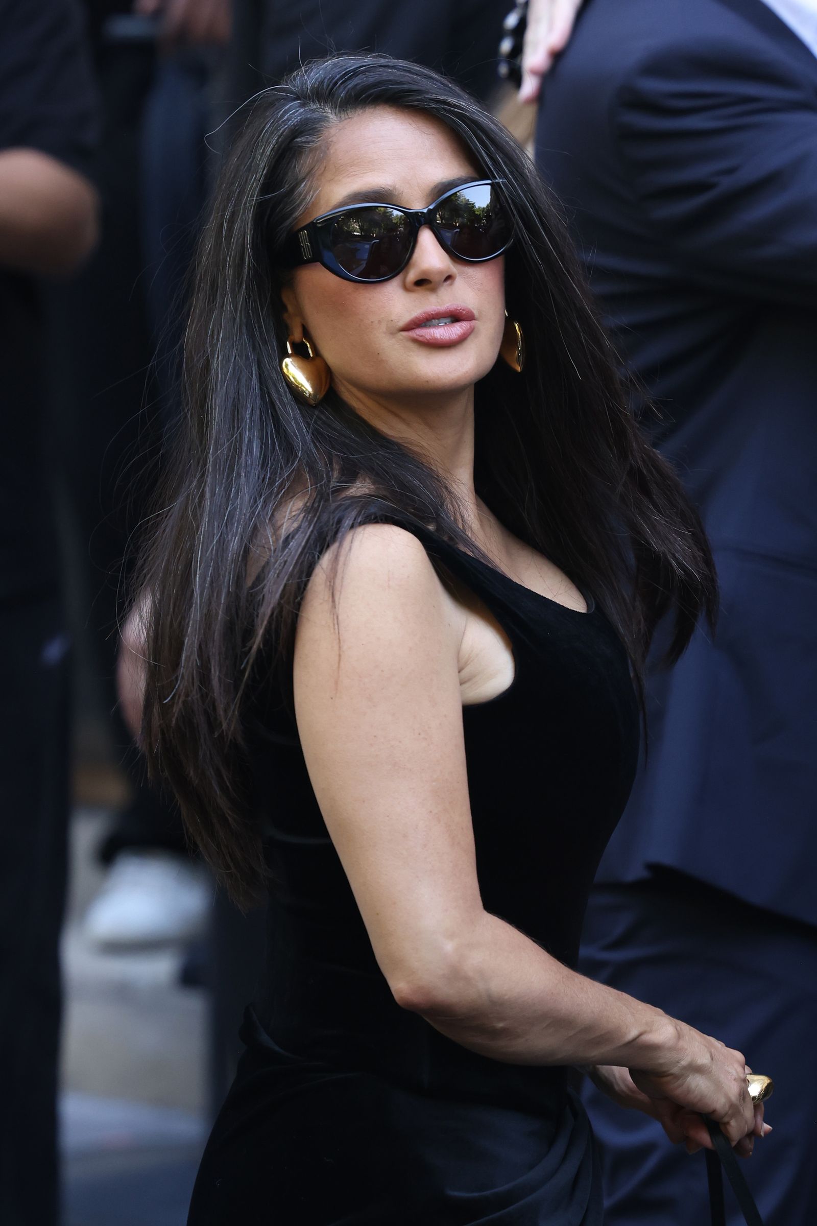 Salma Hayek en el desfile de Balenciaga en París en julio de 2025.