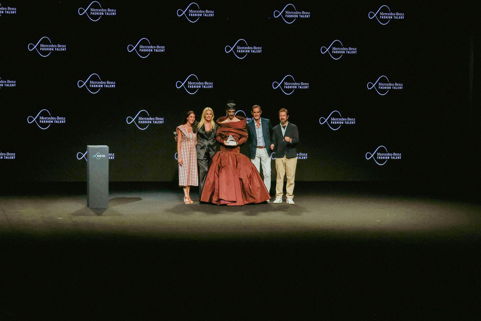 Un año ms de moda los alumnos de Vogue College of Fashion al pie de la MercedesBenz Fashion Week 2025