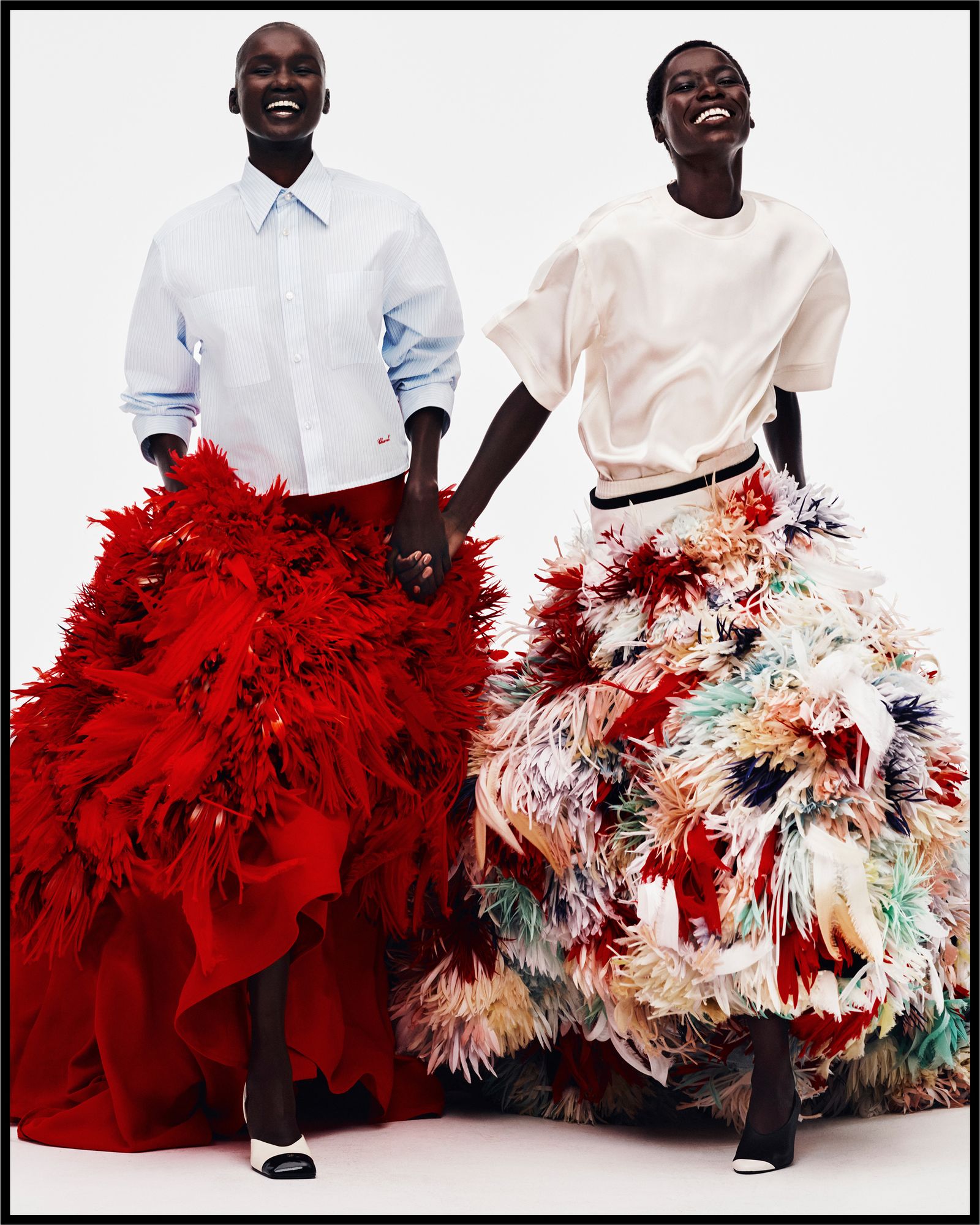 SIGUIENDO EL PATRÓN las modelos Abeny Nhial y Awar Odhiang con ‘total looks de Chanel.