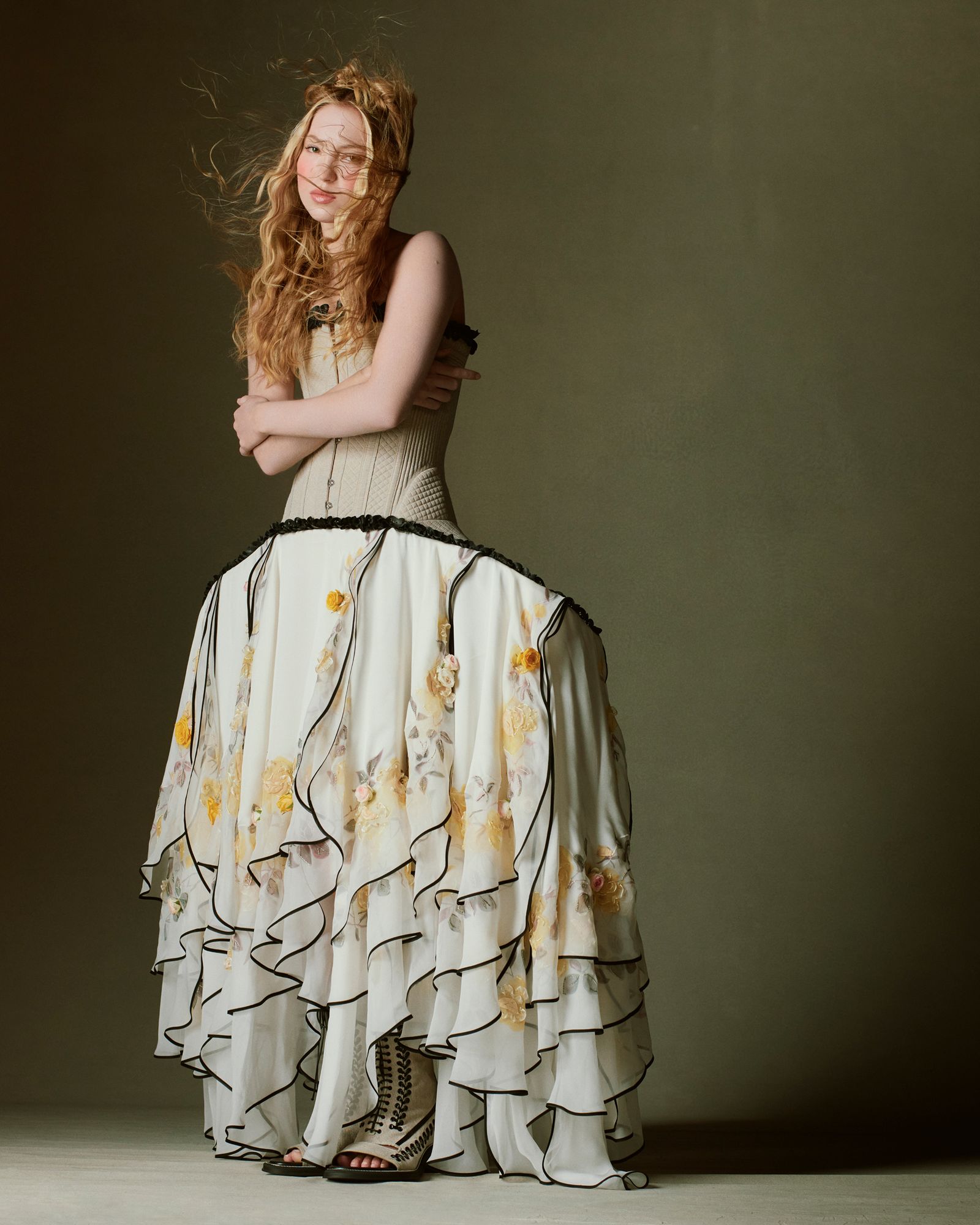 Lila Moss con un precioso vestido con miriñaque de Louis Vuitton por Nicolas Ghesquière.