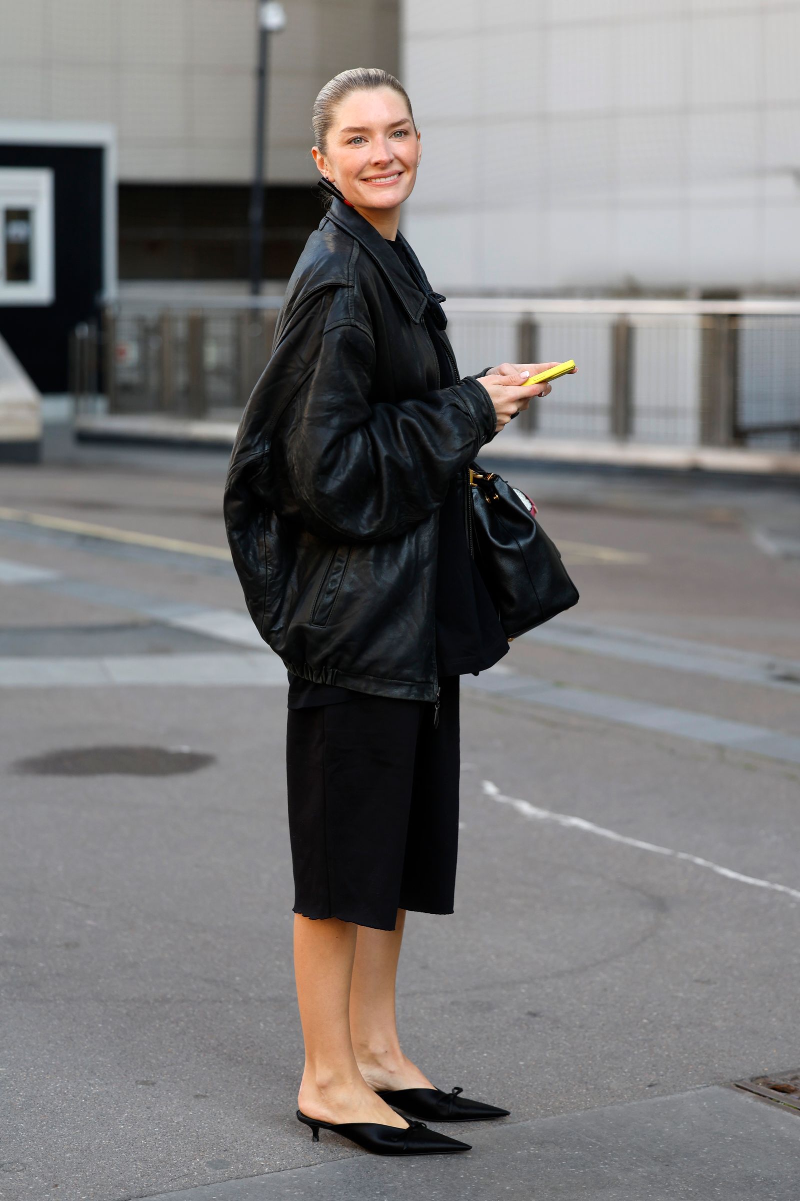 cómo combinar pantalones bermudas con zapatos negros