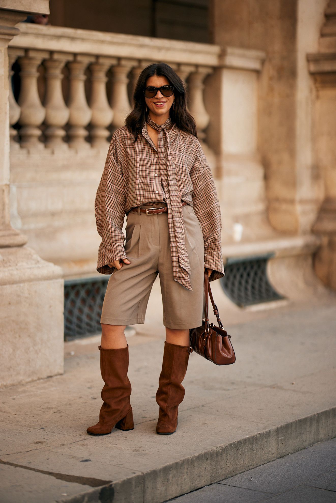 cómo combinar pantalones bermudas con botas marrones