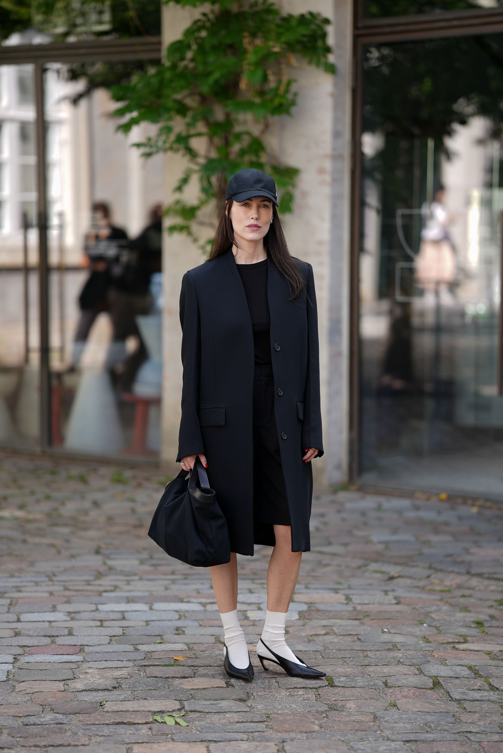 cómo combinar pantalones bermudas con zapatos negros y calcetines
