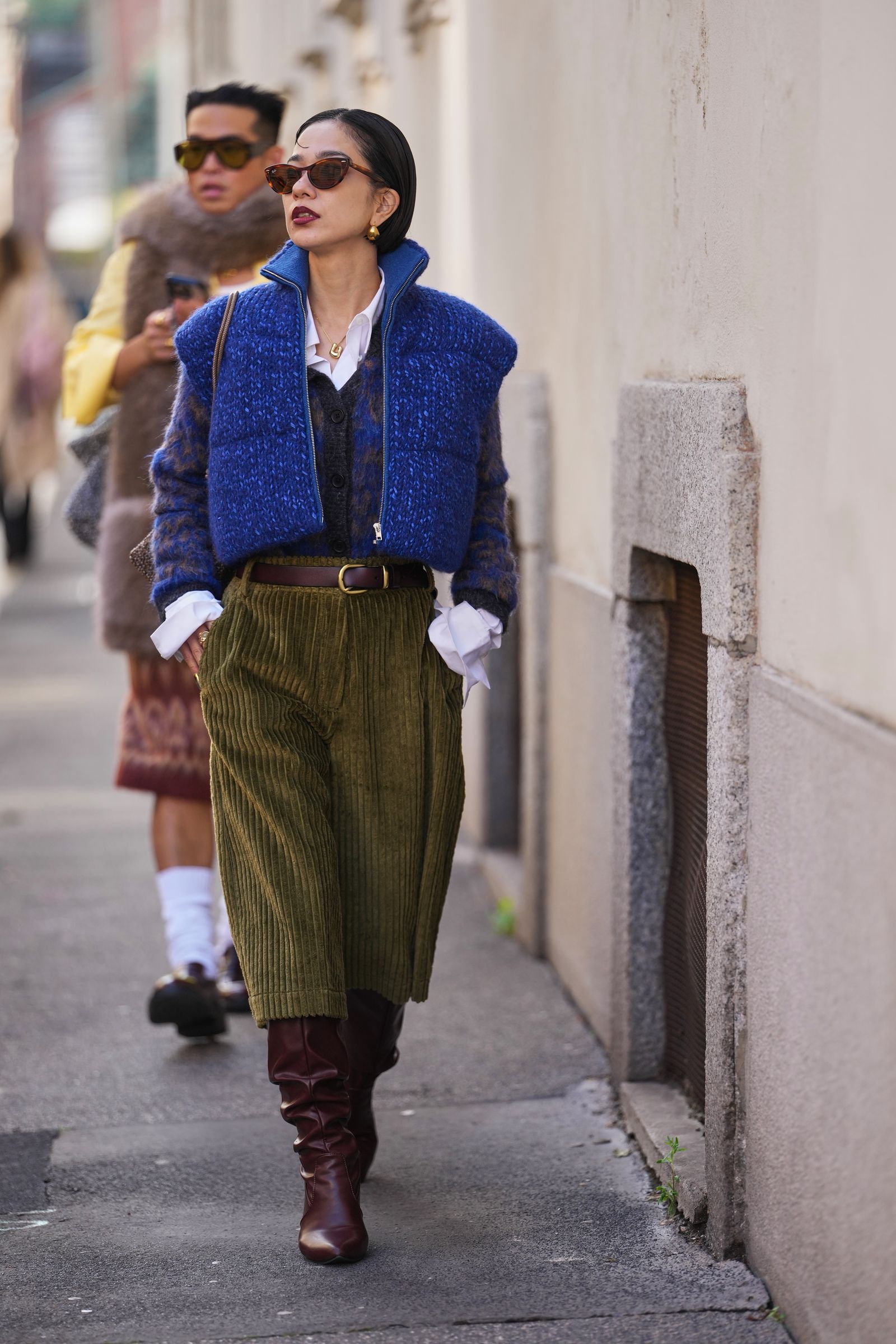 cómo combinar pantalones bermudas con botas altas