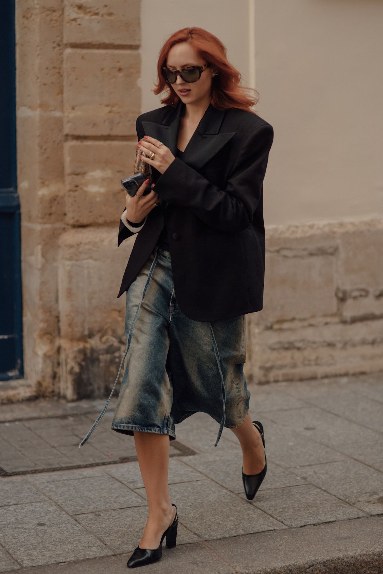 cómo combinar pantalones bermudas con zapatos negros