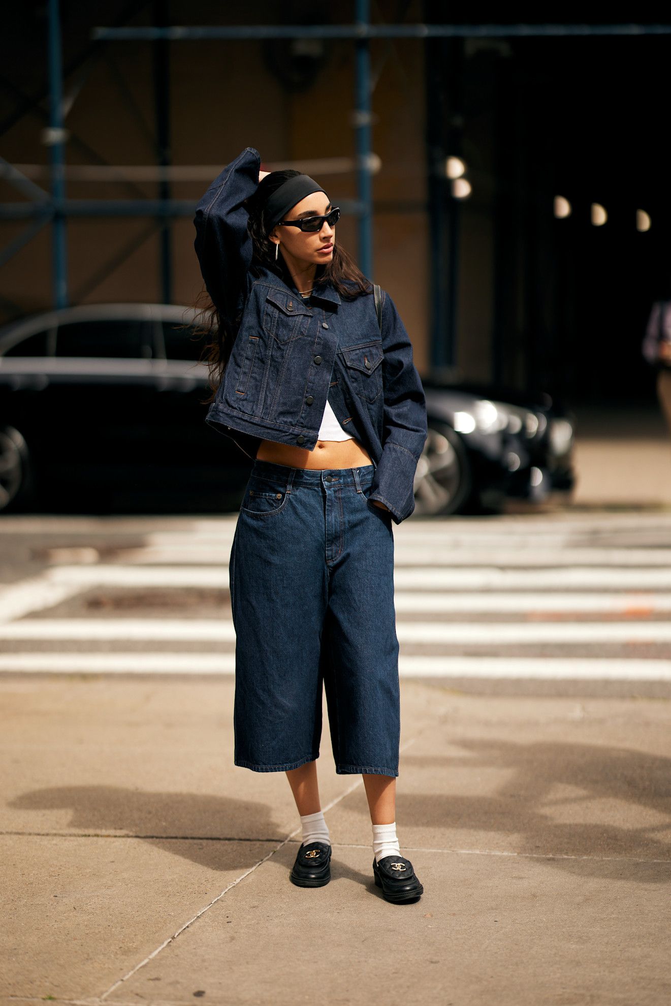 cómo combinar pantalones bermudas con mocasines