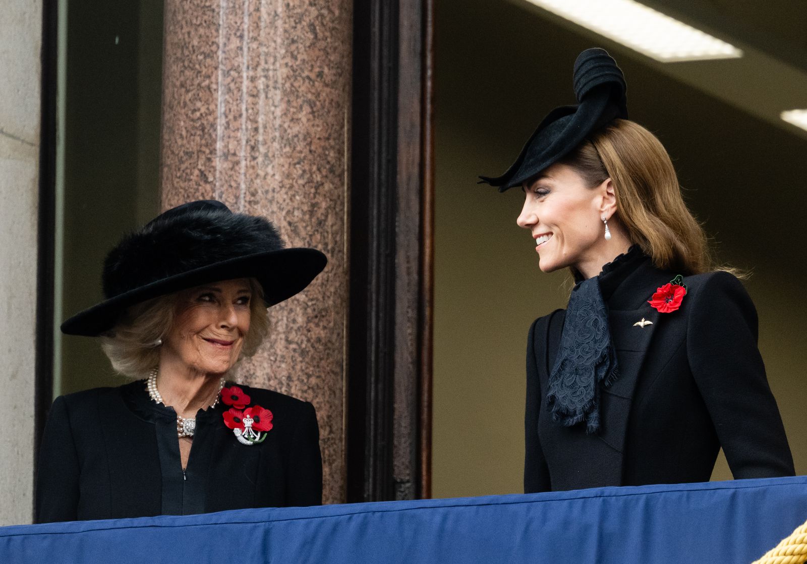 La reina Camila y Kate Middleton en el Cenotafio de Londres .