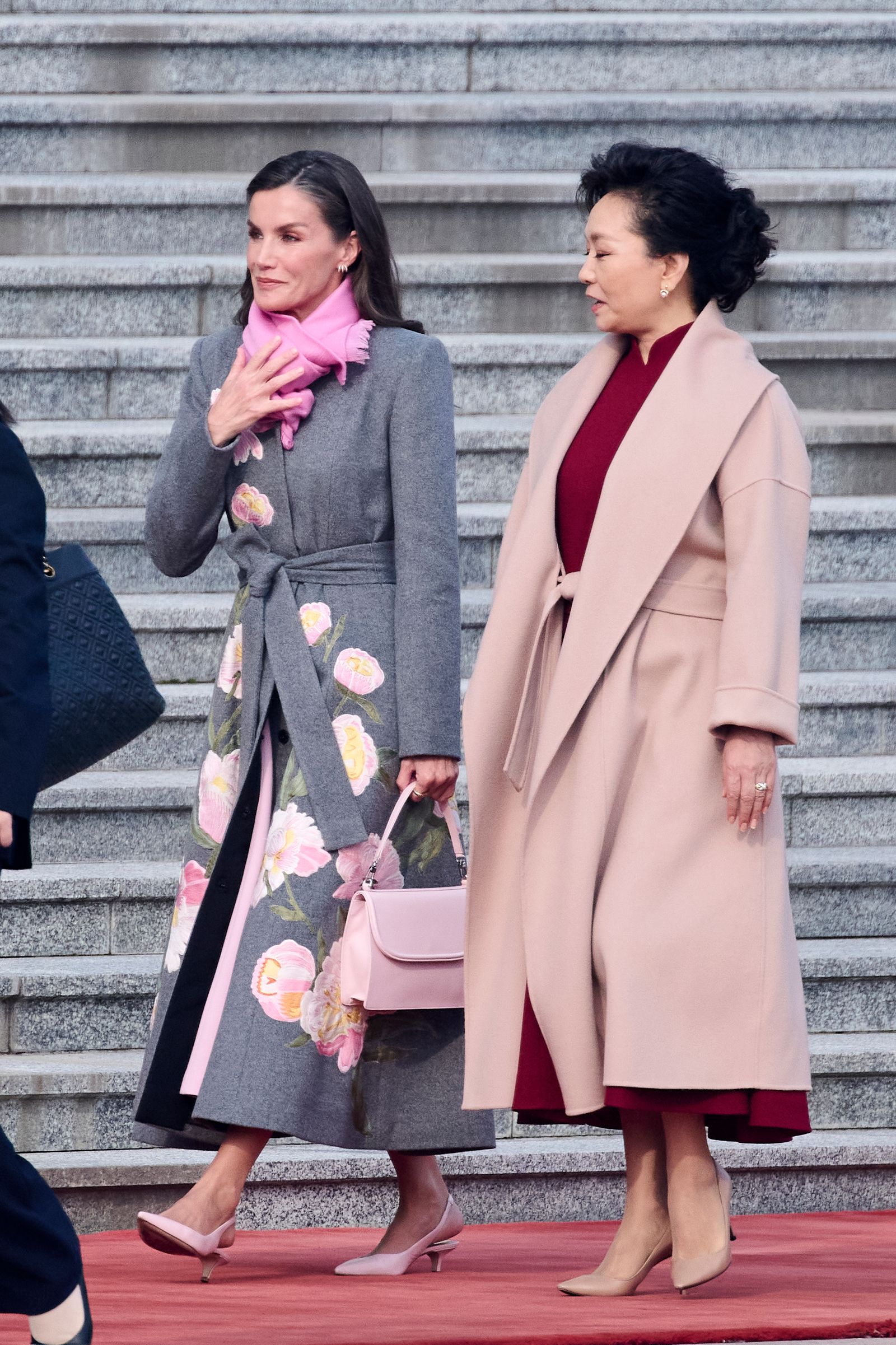 reina letizia con unos zapatos rosas en su viaje a china