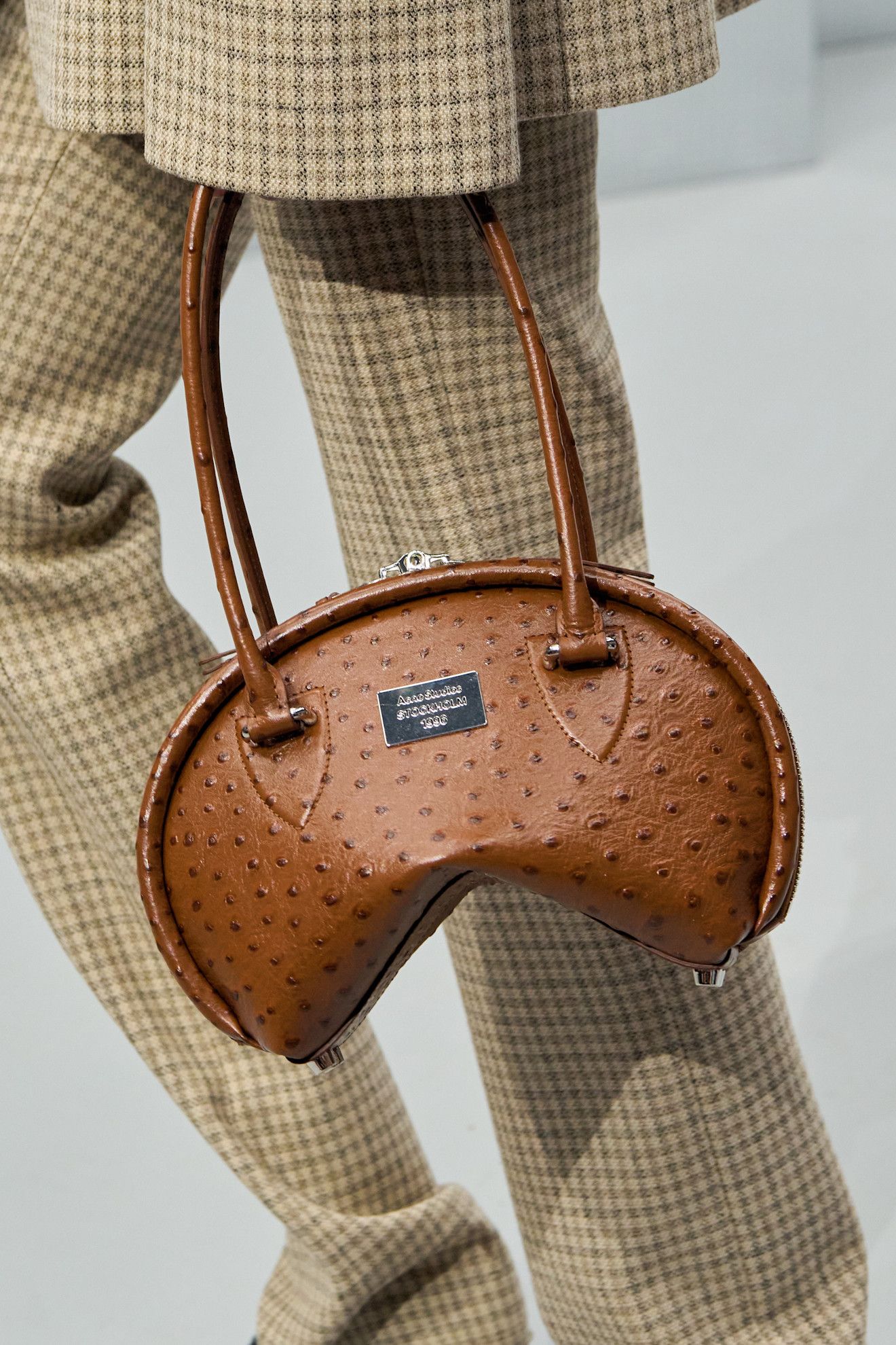 bolso efecto piel de avestruz de Acne