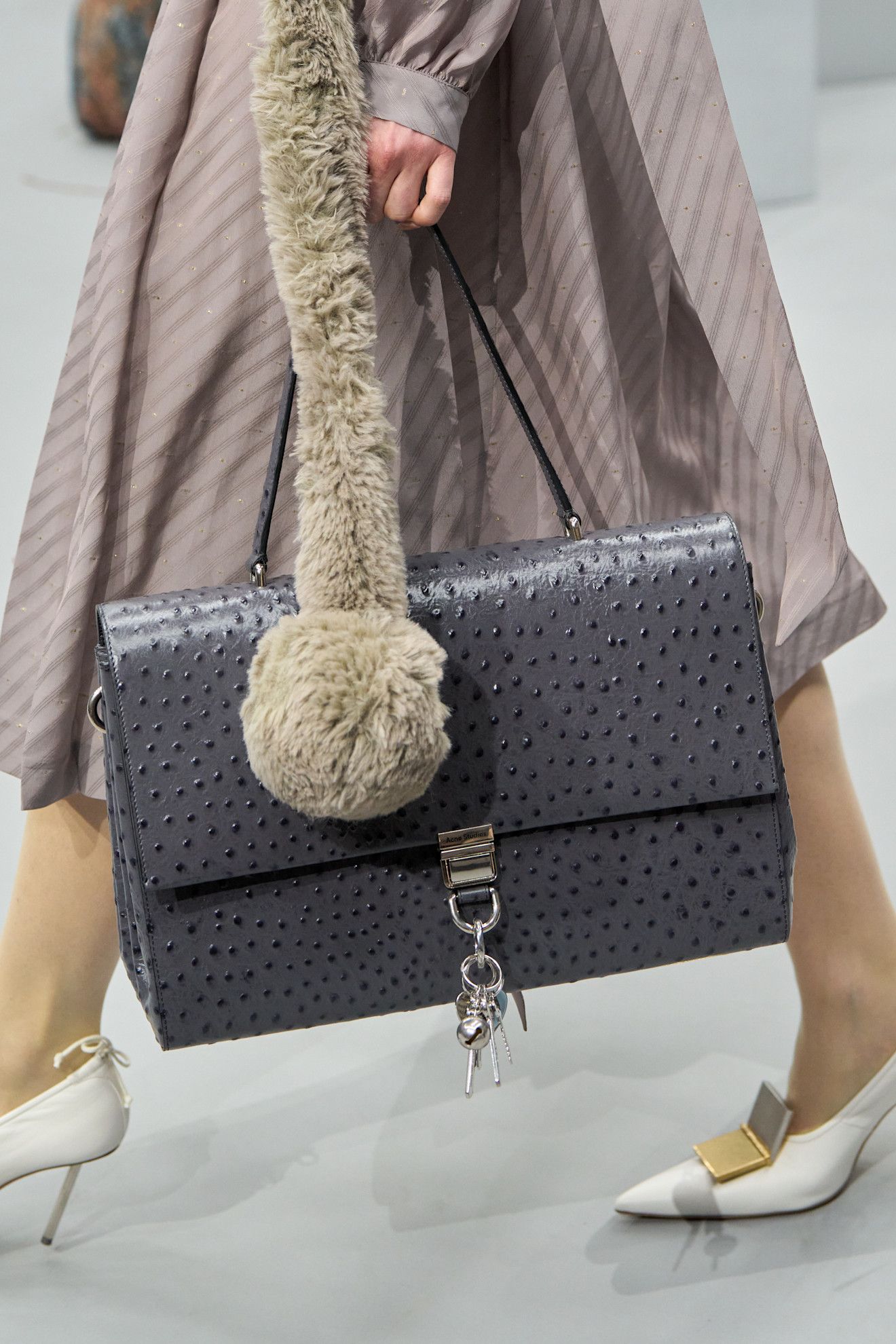 bolso acne studios con efecto piel de avestruz