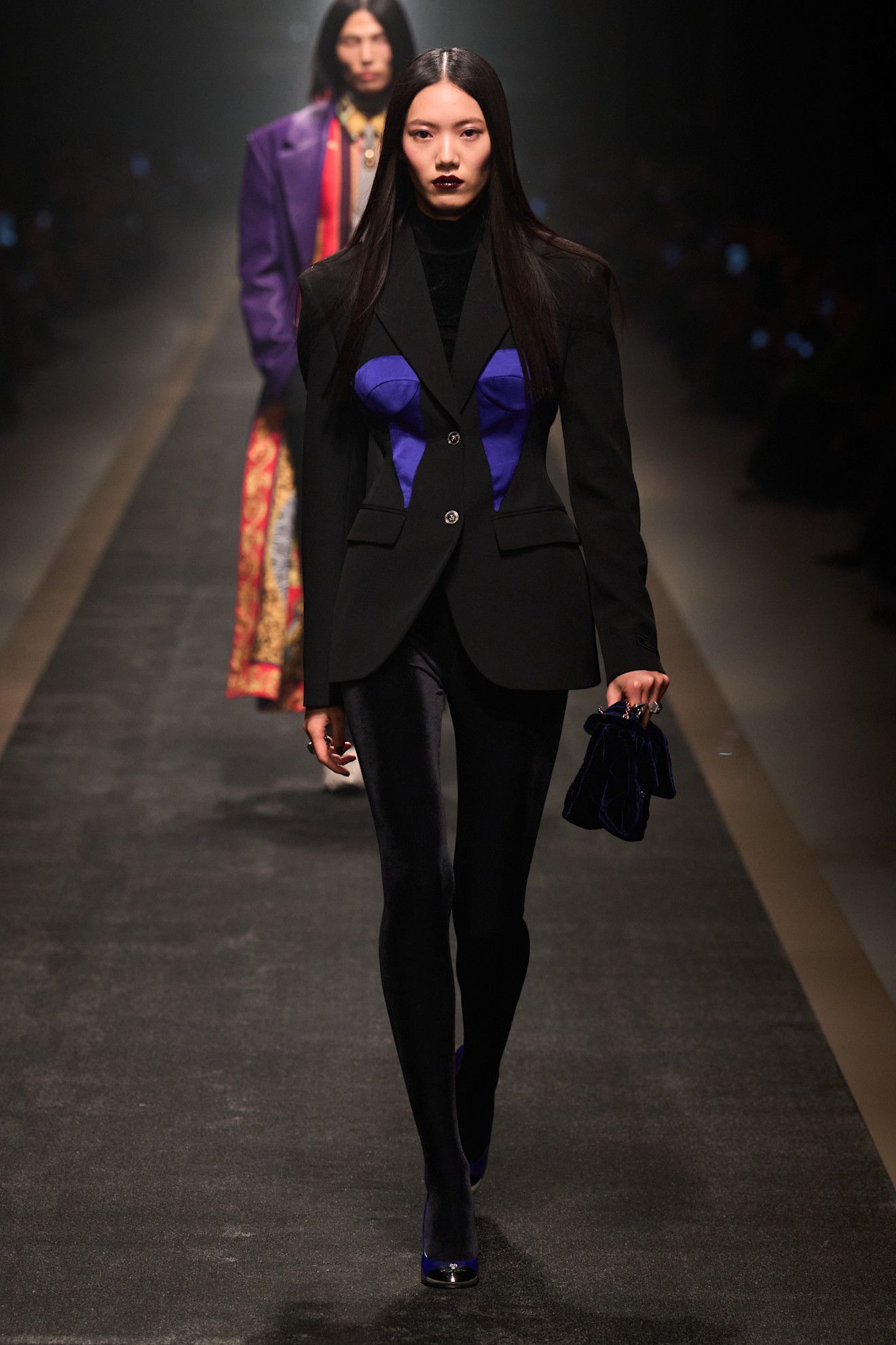 leggings de terciopelo en Versace otoñoinvierno 2025.
