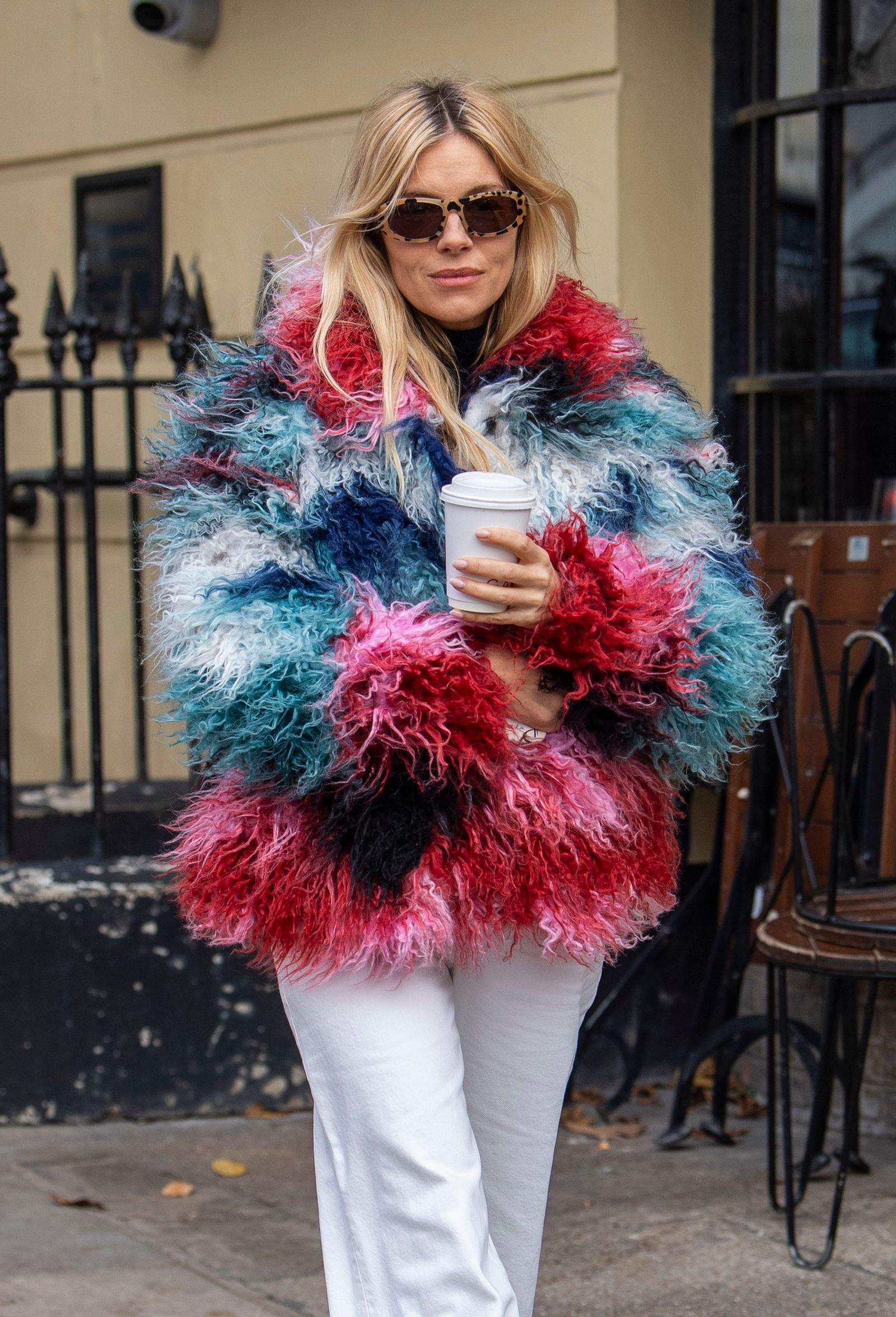chaqueta pelo desigual sienna miller