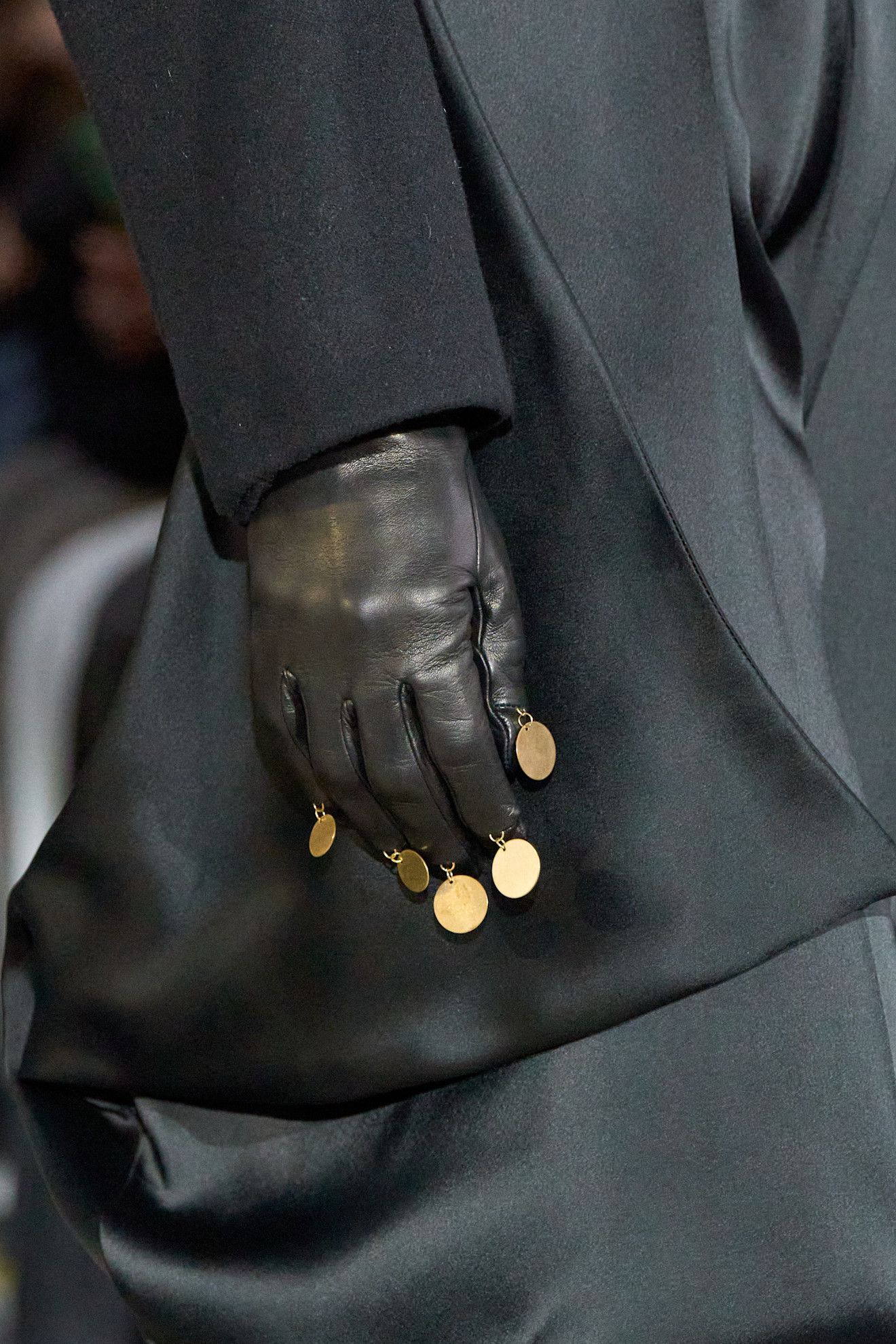 guantes de cuero una tendencia de otoño 2025
