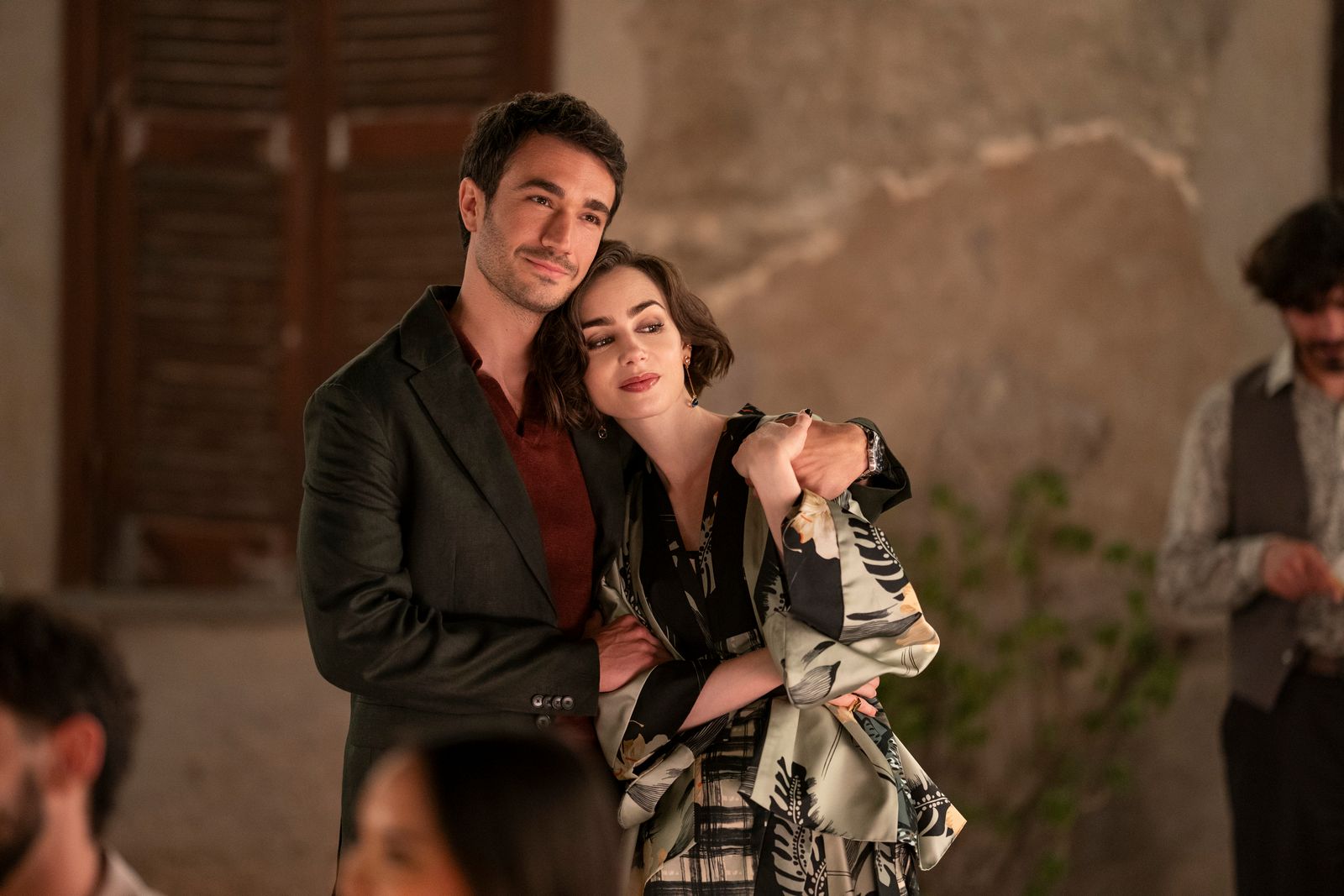 Emily con un vestido y un kimono de Antonio Marras con el Marcello de Eugenio Franceschini.