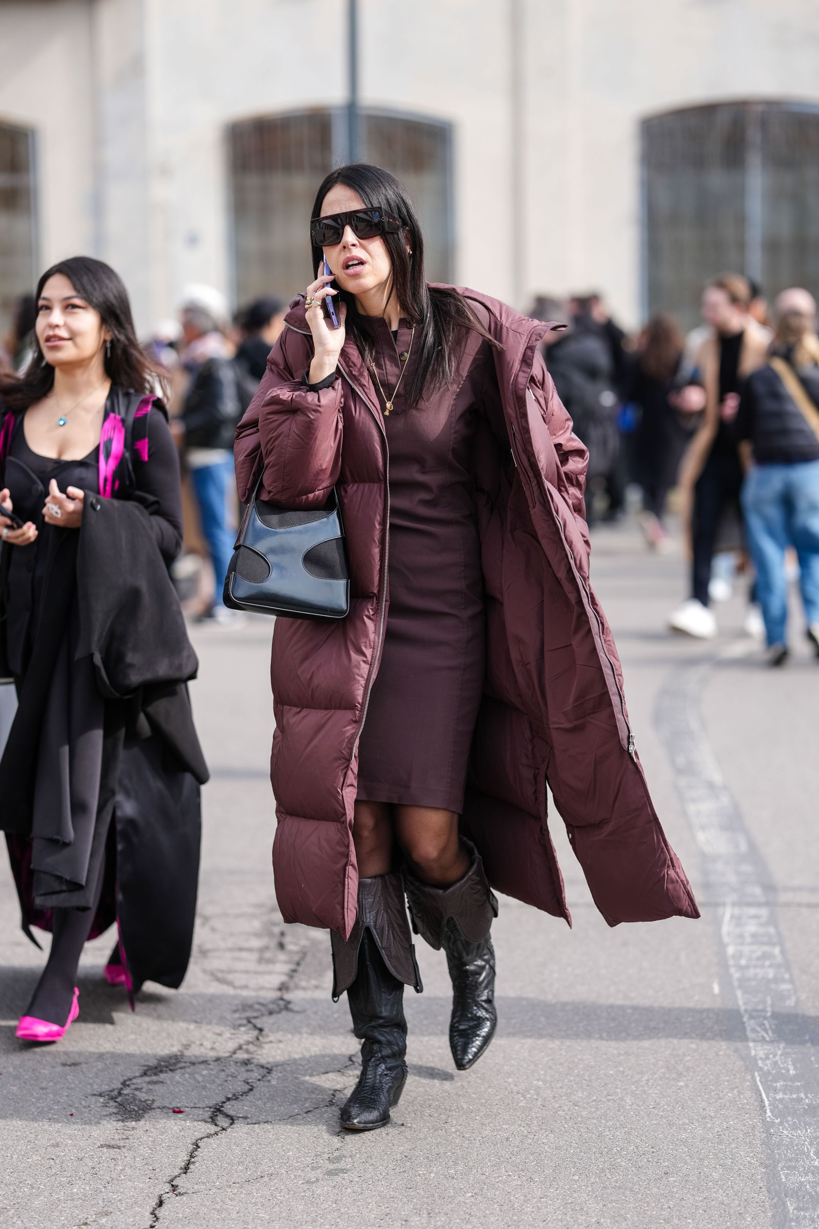 abrigo de plumas granate una tendencia de invierno 2026