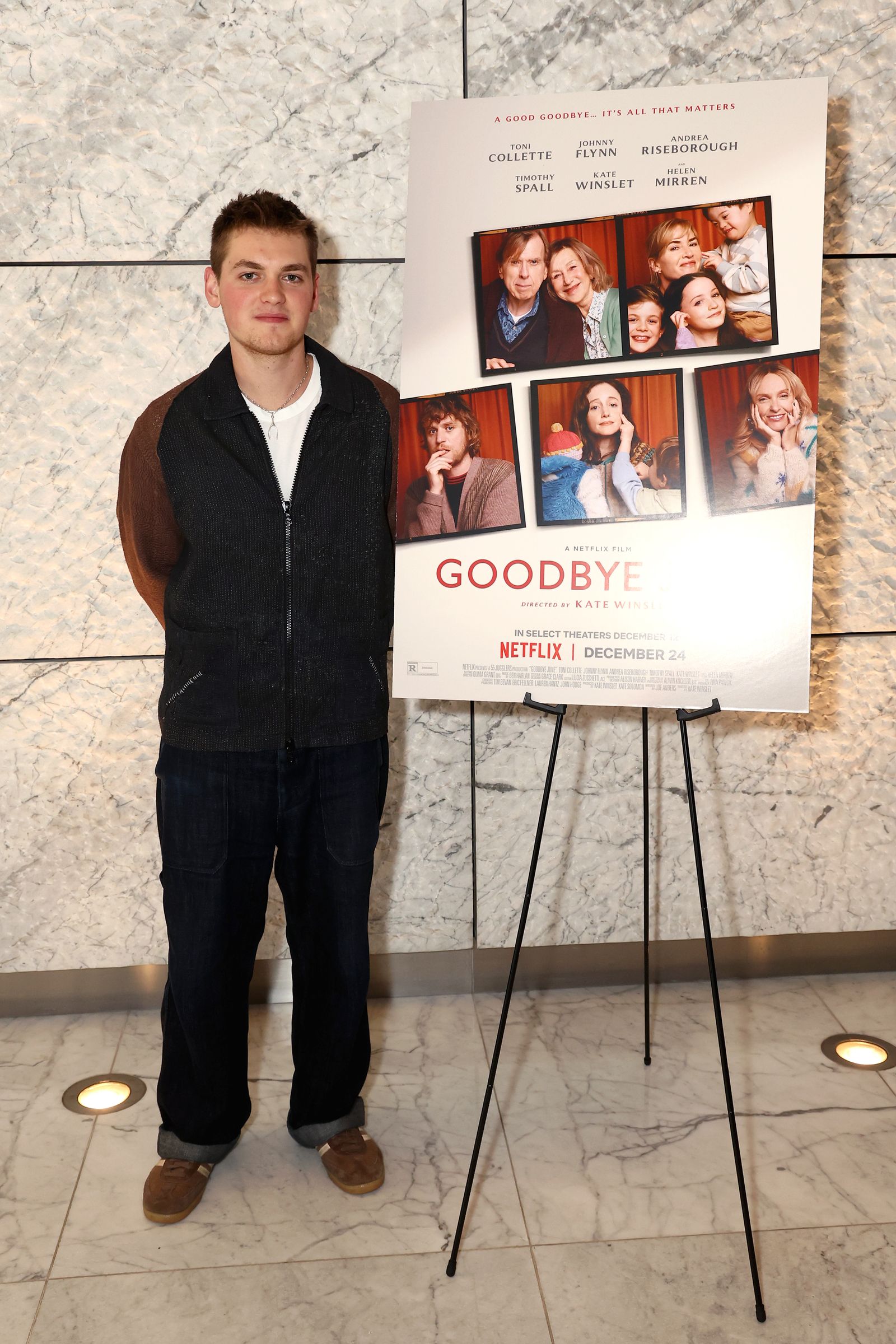 Joe Anders posando junto al cartel de 'Goodbye June'