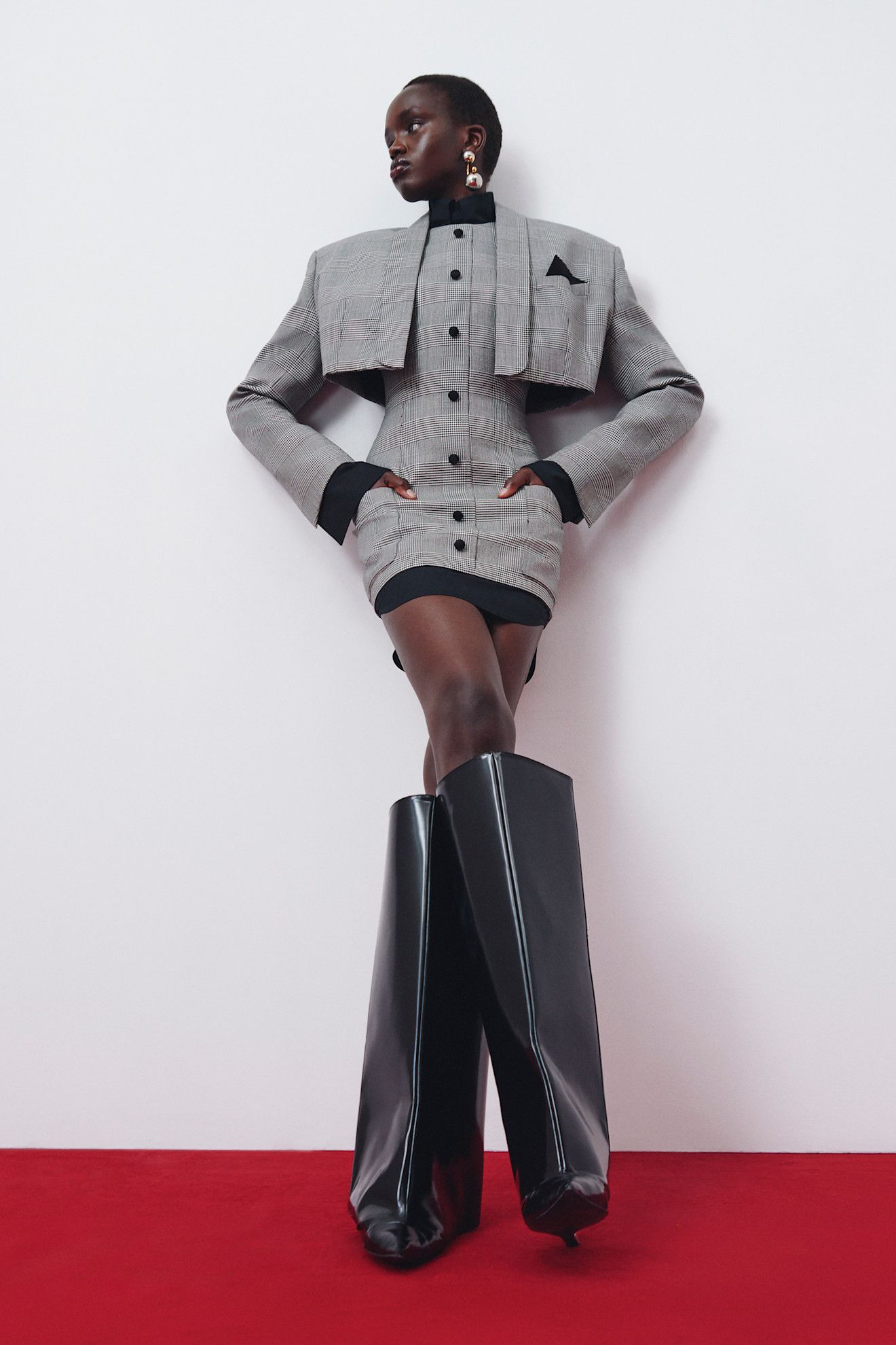 botas altas en Balmain crucero 2026.