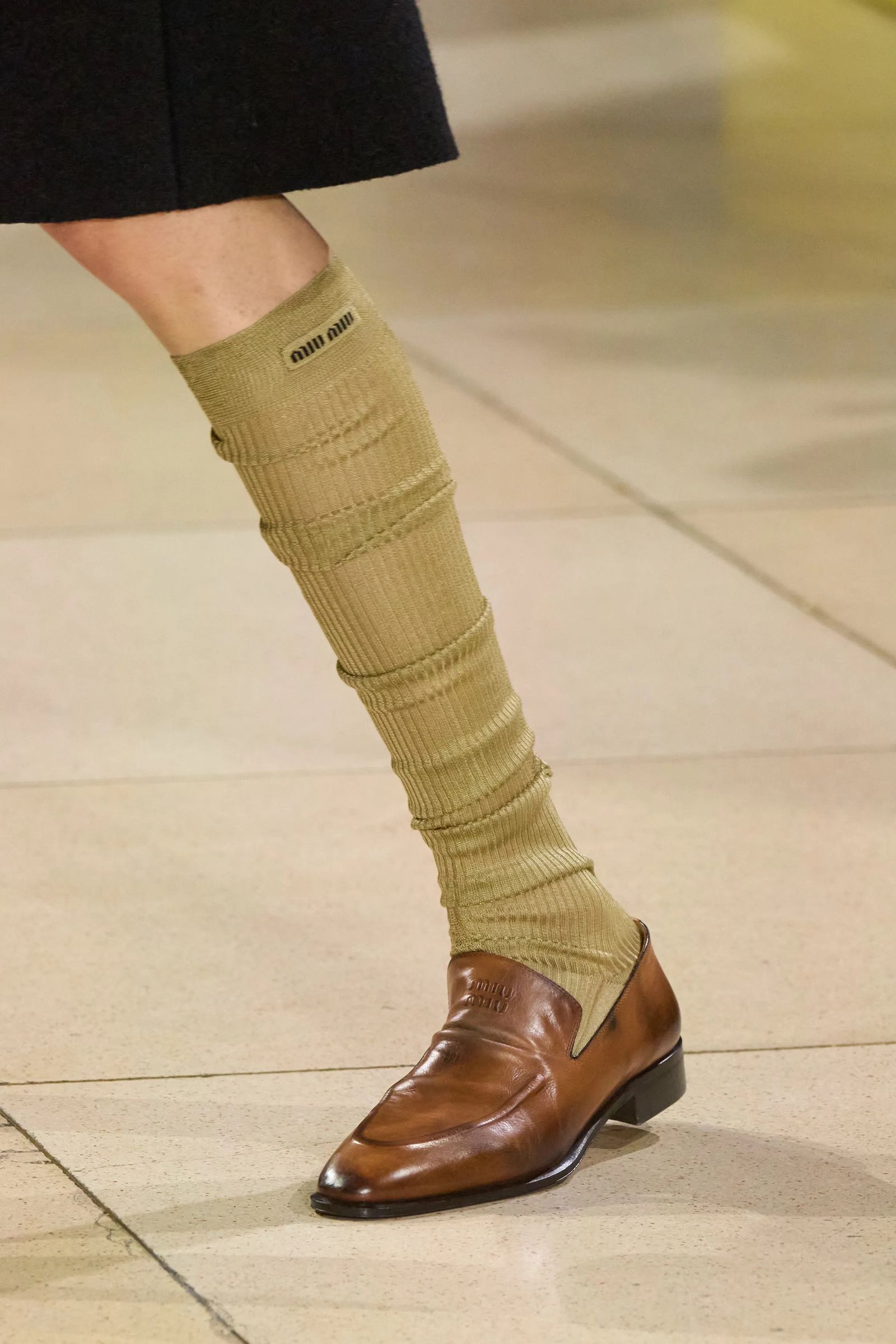 Atrs quedaron las zapatillas deportivas estas tendencias en mocasines te acompañarn todo el invierno