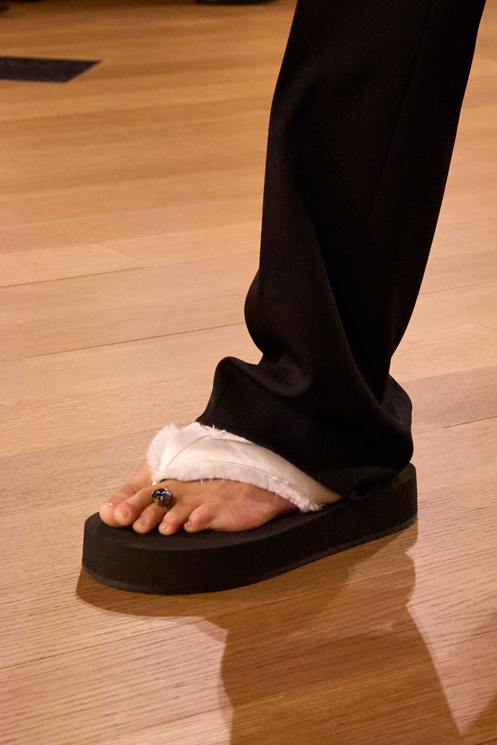 Mini y Maxi anillos de dedo en el debut de Pierpaolo Piccioli en Balenciaga.