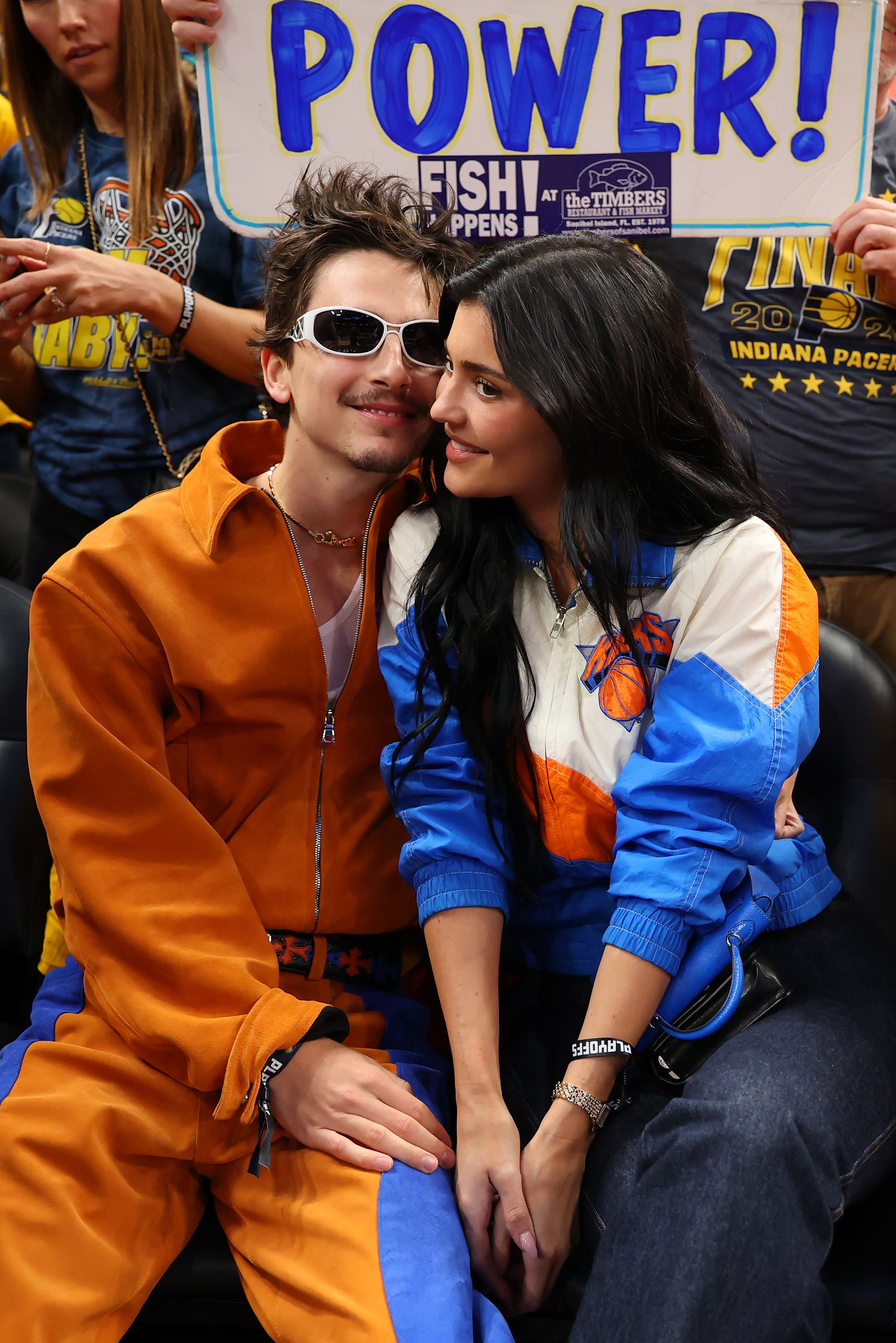 Timothe Chalamet de naranja en un partido de la NBA en mayo de 2025.