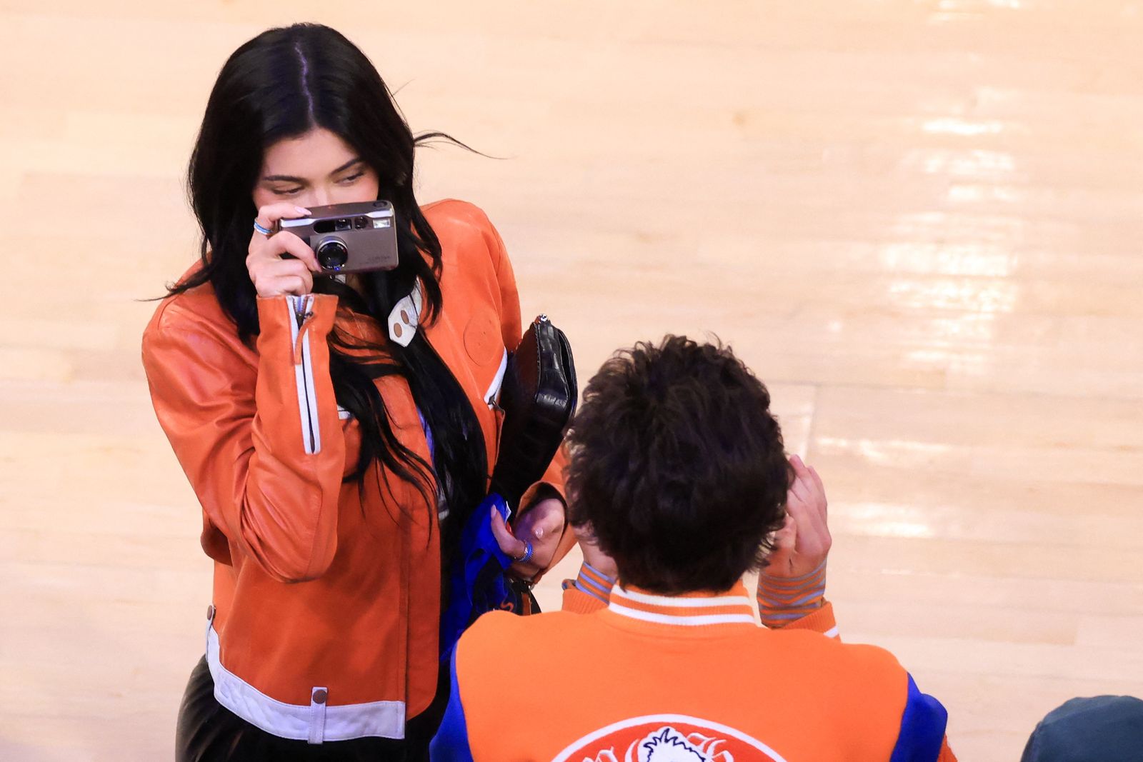 Kylie Jenner y Chalamet de naranja en un partido de la NBA.
