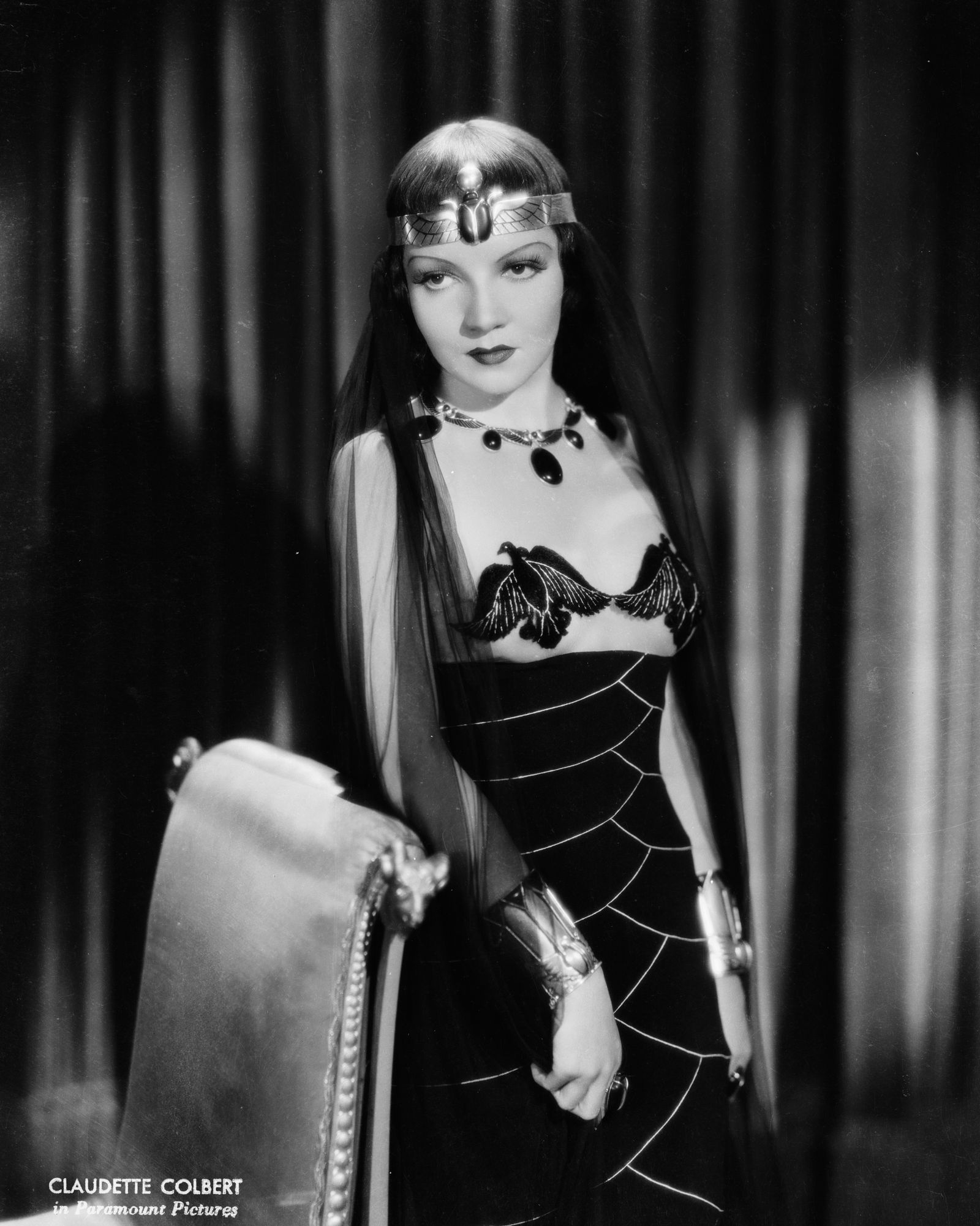Claudette Colbert como Cleopatra .