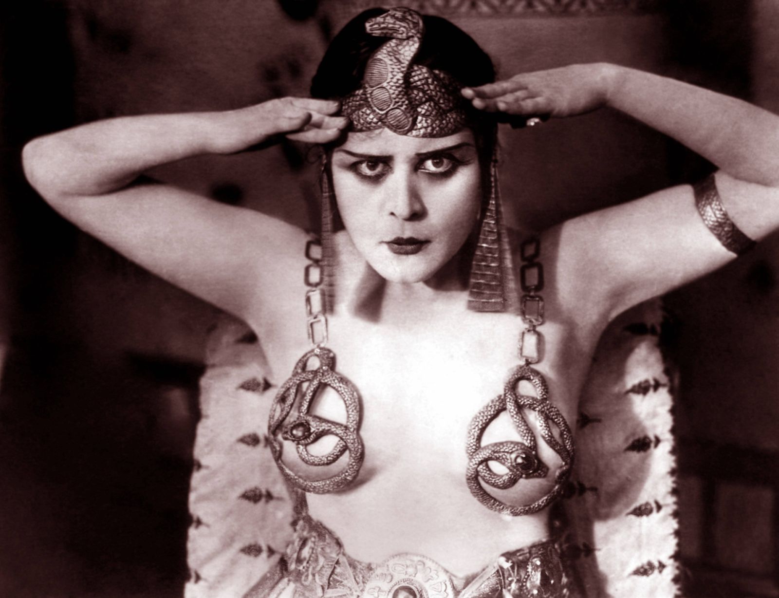 Theda Vara como Cleopatra en 1917. La actriz fue una de las primeras sex symbols del cine.