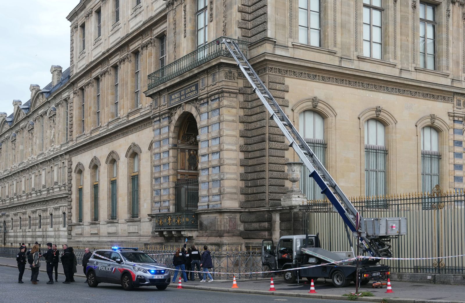 Agentes de la policía francesa junto a la escalera móvil utilizada por los ladrones para entrar en el Museo del Louvre...