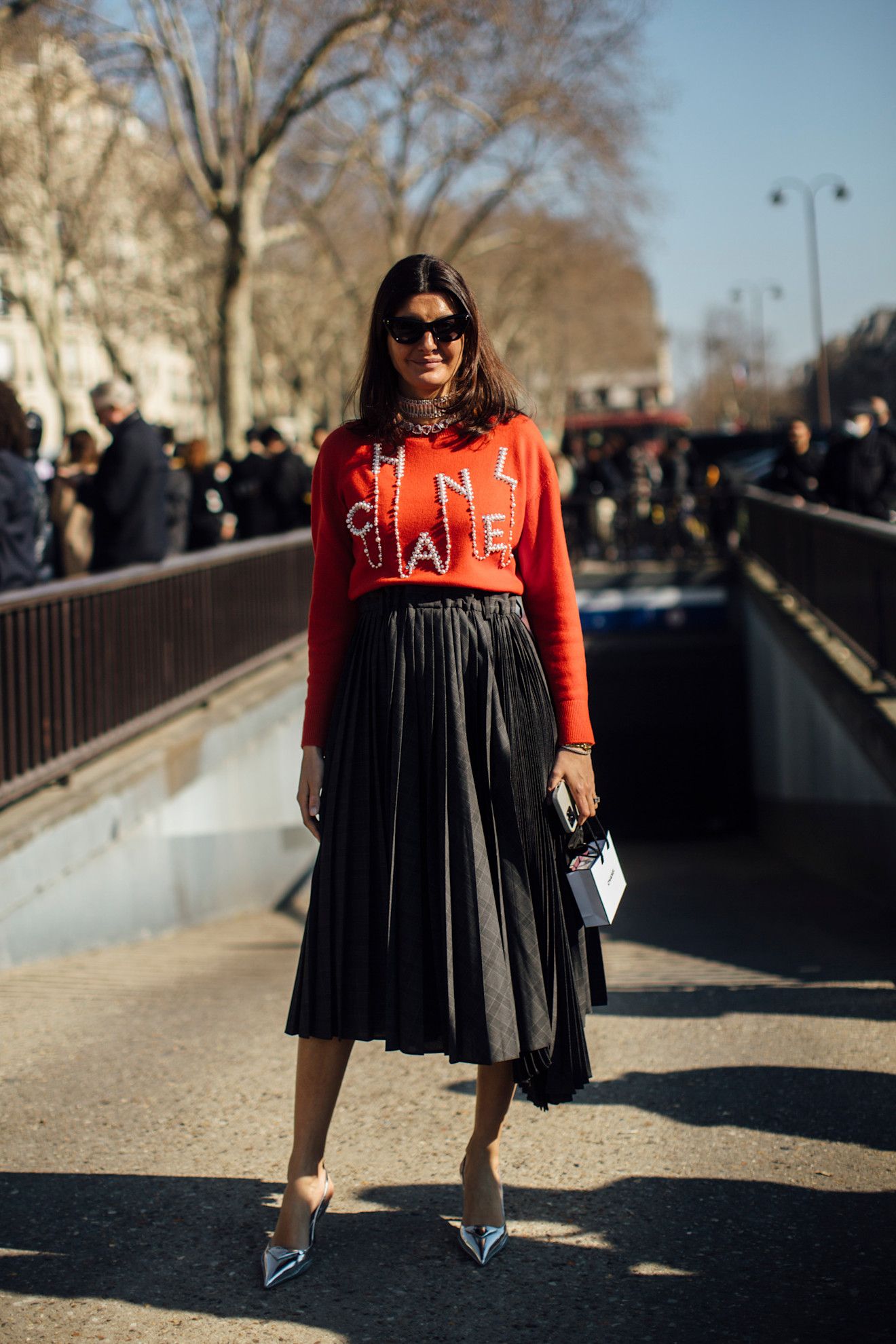 cómo combinar un jersey rojo en invierno 2026 con falda negra