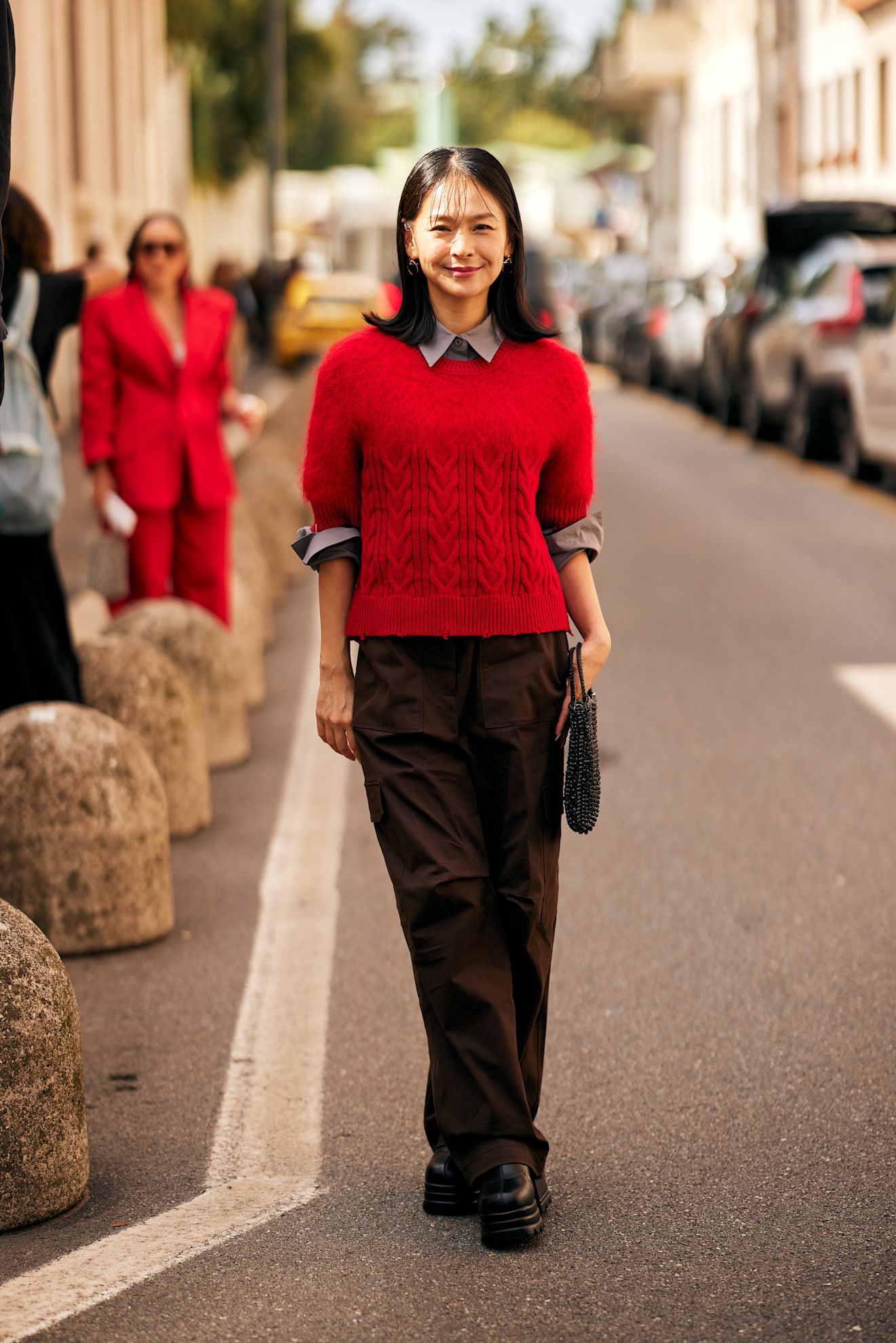 cómo combinar un jersey rojo en invierno 2026 con pantalones de sastre