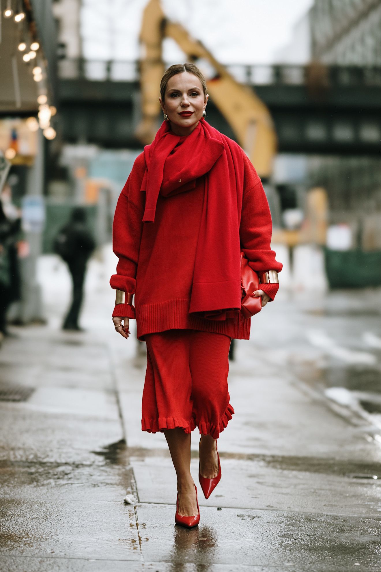cómo combinar un jersey rojo en invierno 2026 total look