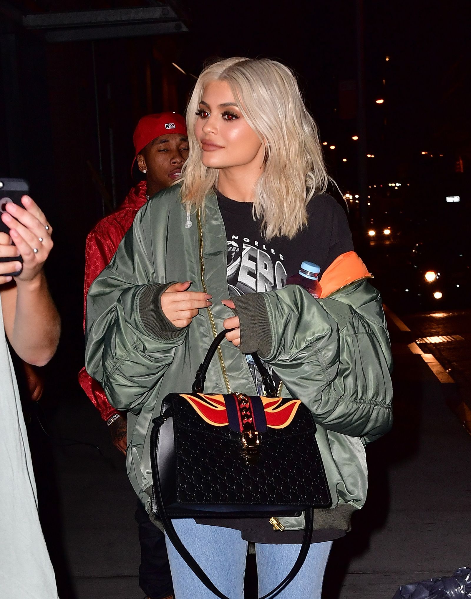 Kylie Jenner con una chaqueta bomber en 2016