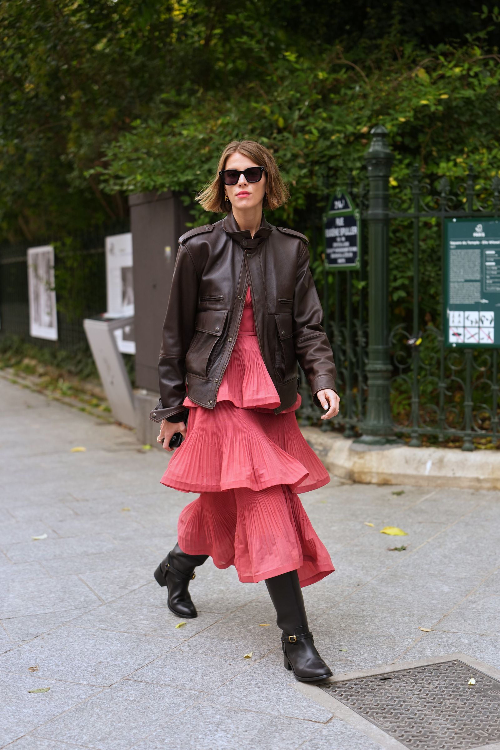 Vestido estilo boho con botas hípicas