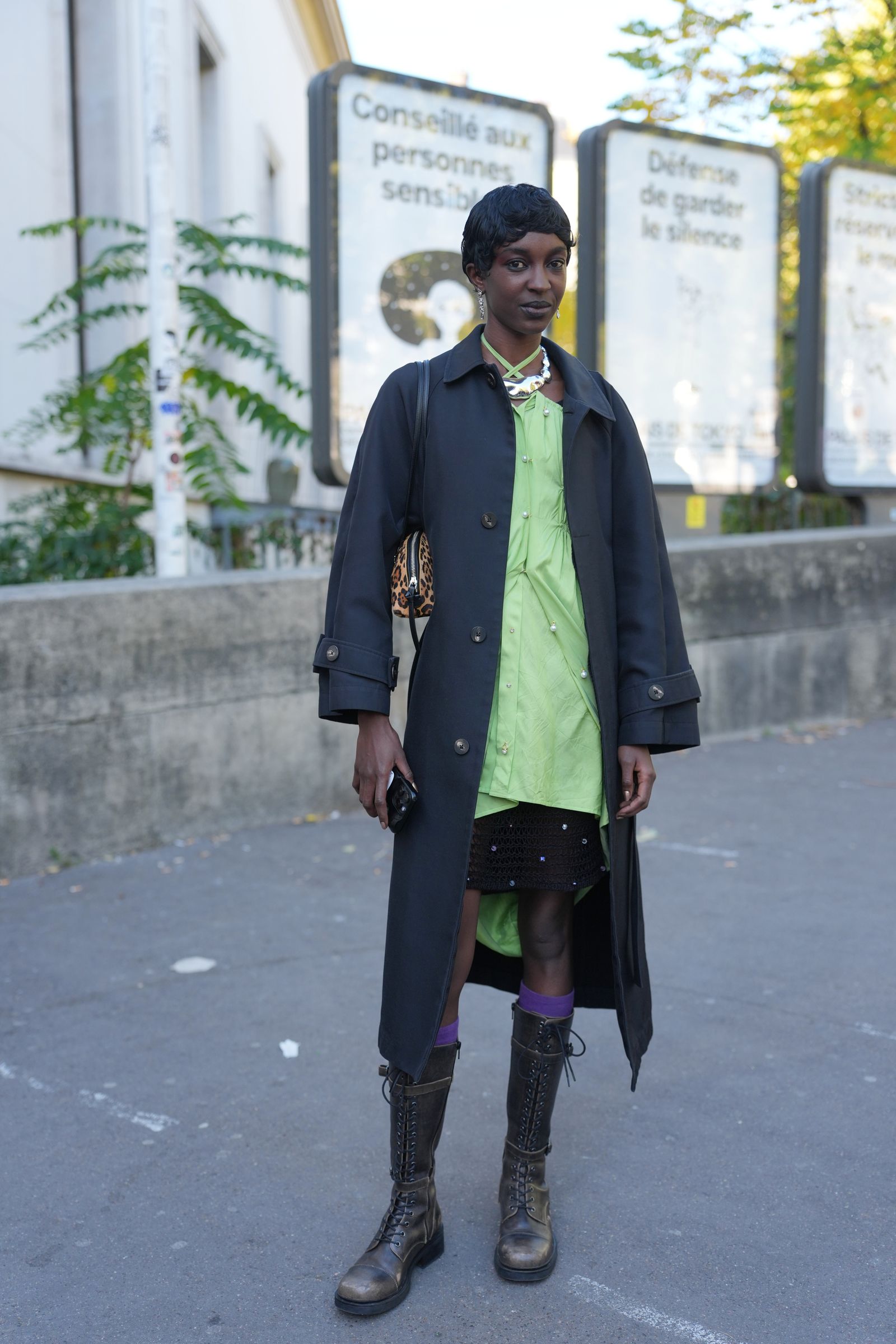 Vestido corto estilo camisa con botas combat.