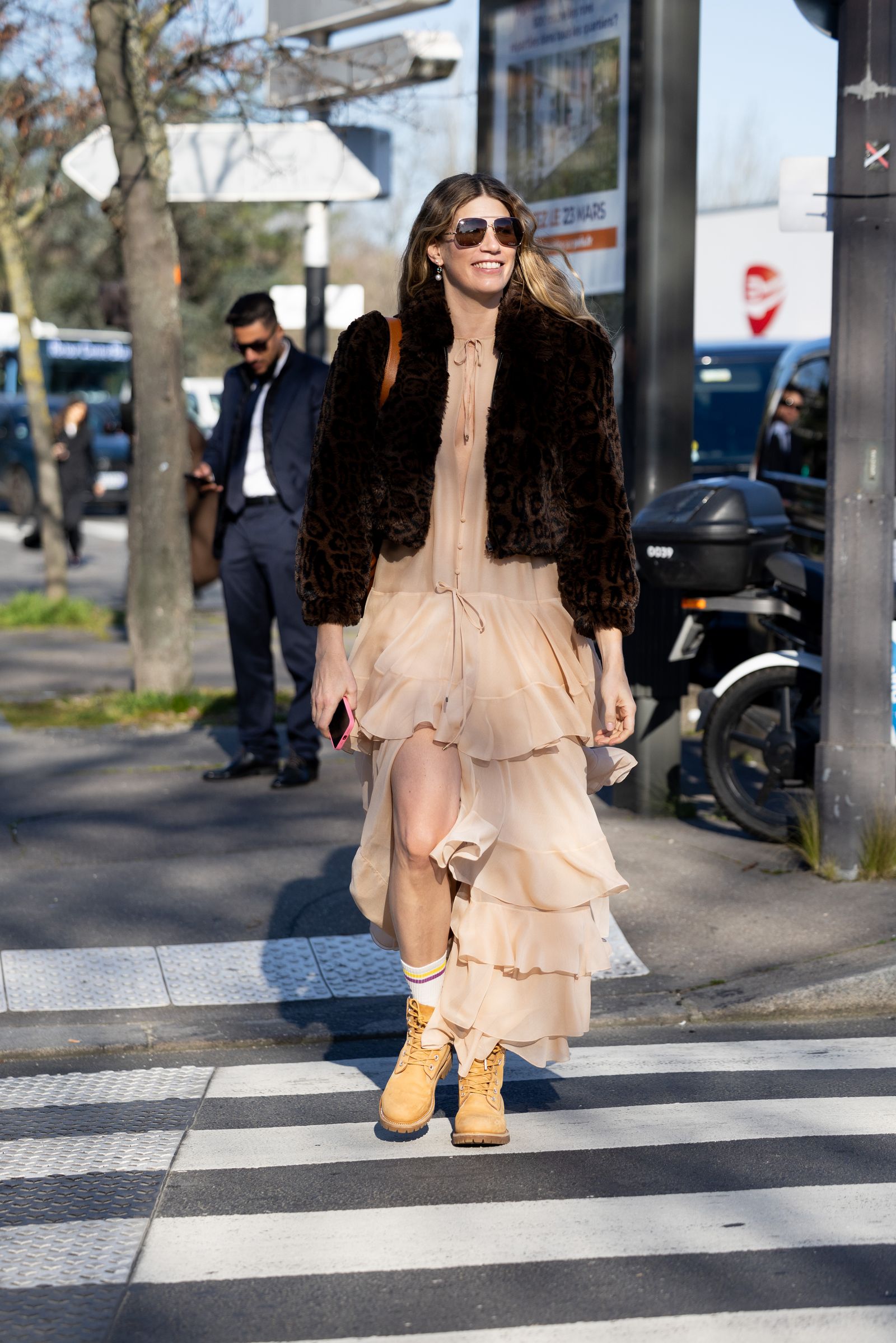 Vestido estilo boho con botas utilitarias