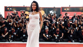 Vestido blanco plisado de escote