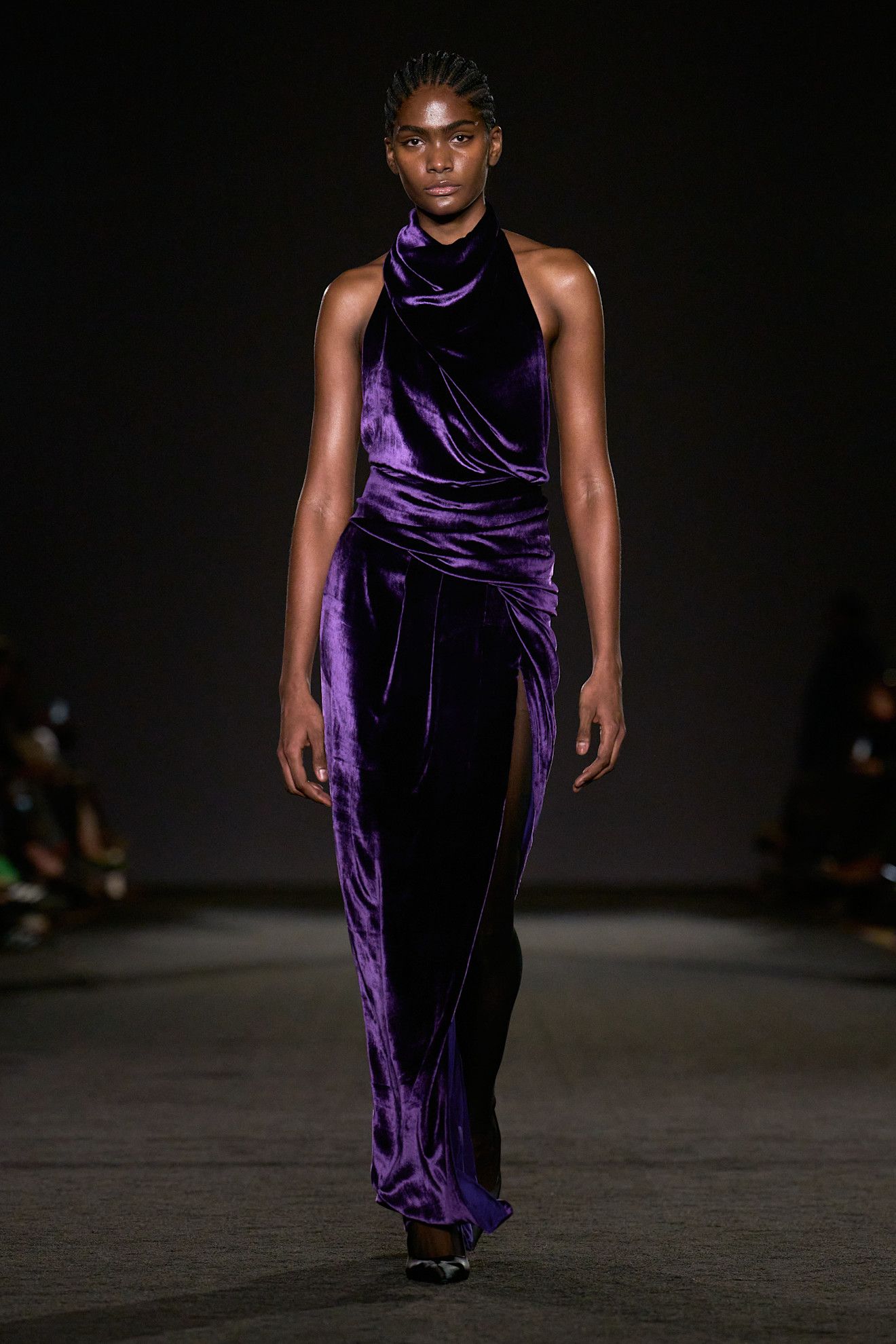 color berenjena en Prabal Gurung otoñoinvierno 20262027.