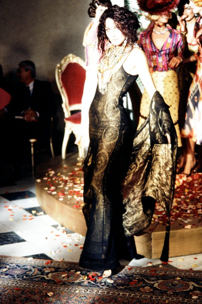 En el videoclip de Sauvignon Blanc Rosalía ha lucido un vestido de John Galliano vintage que ya llevó Jennifer Aniston