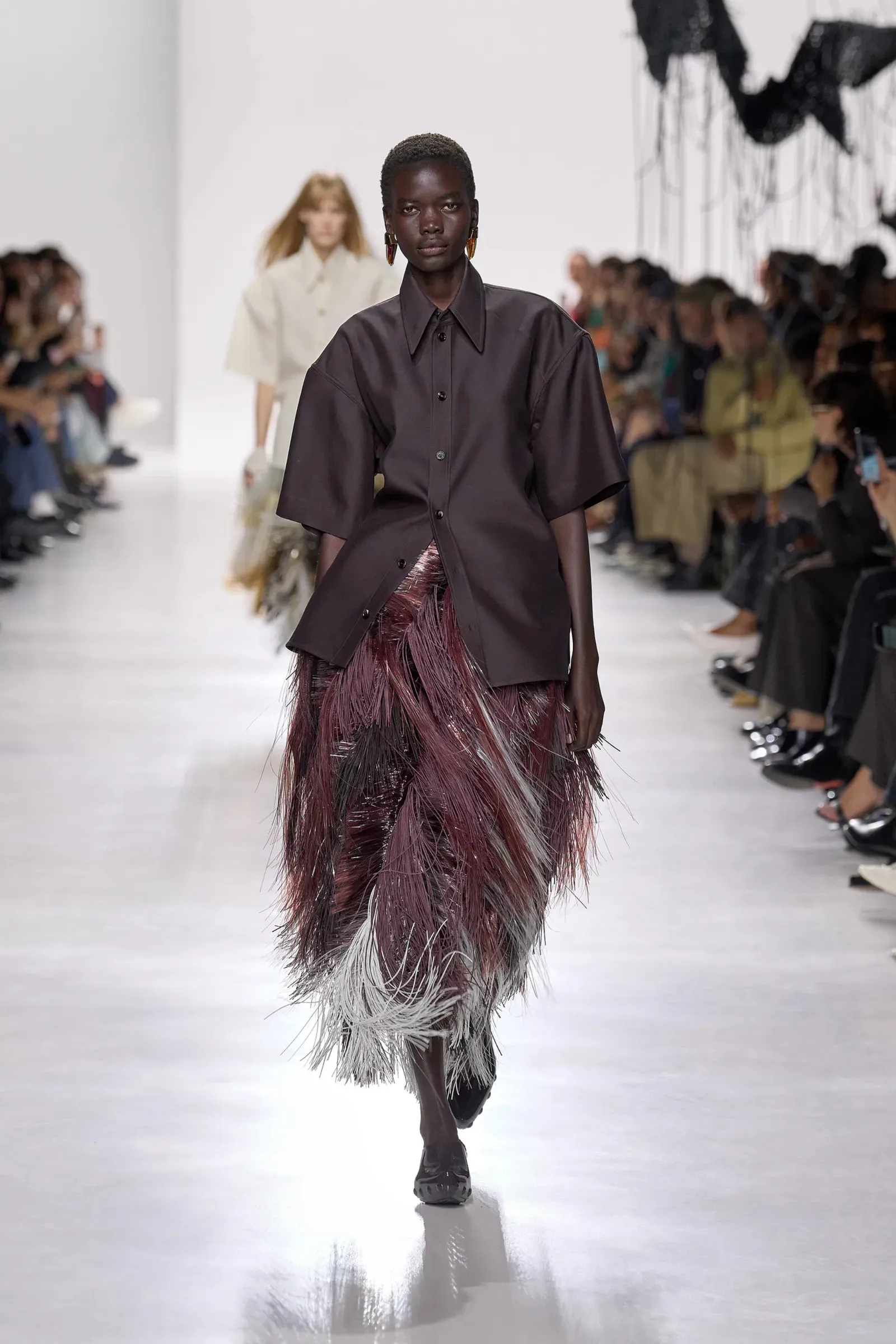 Modelo luce una falda de plumas en Bottega Veneta PrimaveraVerano 2026.