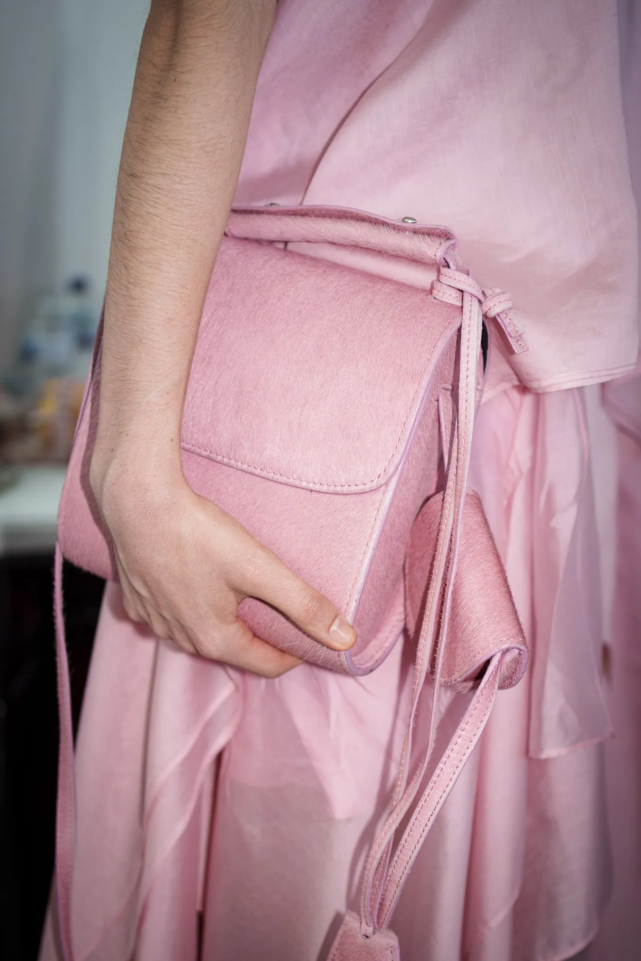bolso rosa en Marques'Almeida primaveraverano 2026.