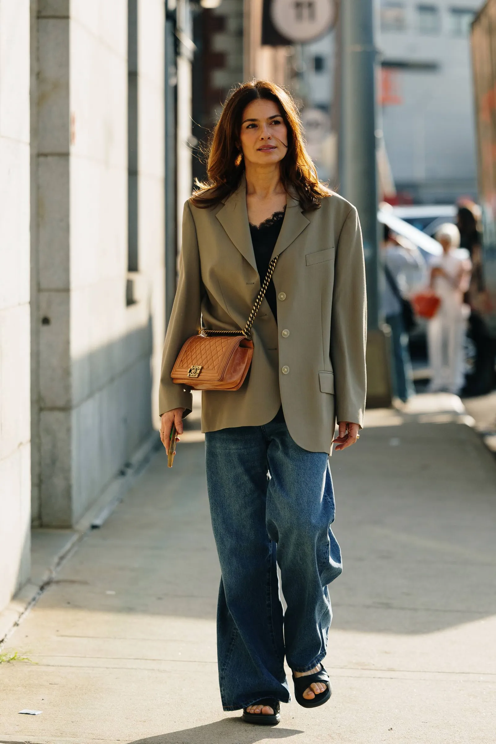 Jeans wide lego con sandalias blusa lencera y blazer en el street style.