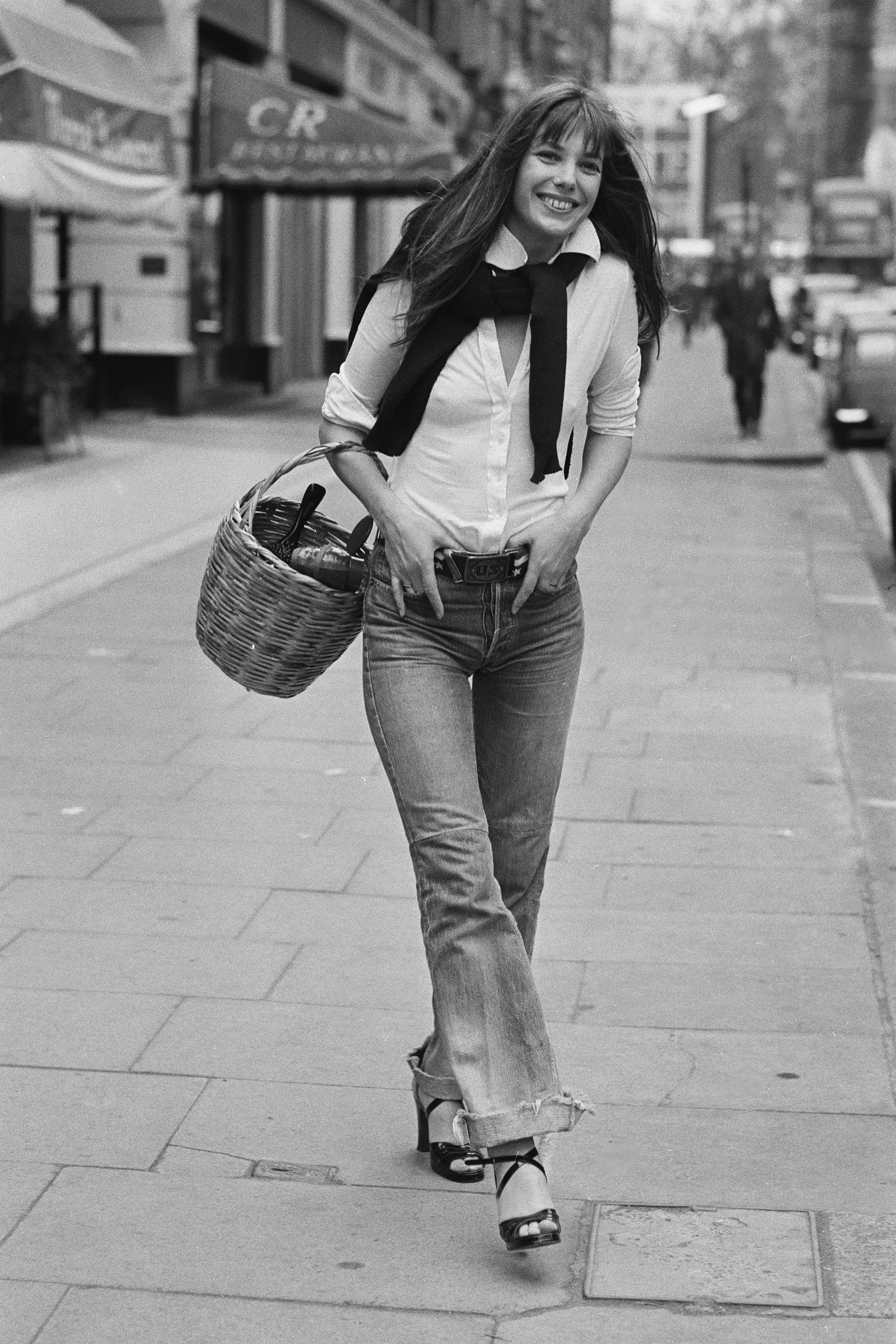 Jane Birkin con jeans cuffed acampanados en 1973.