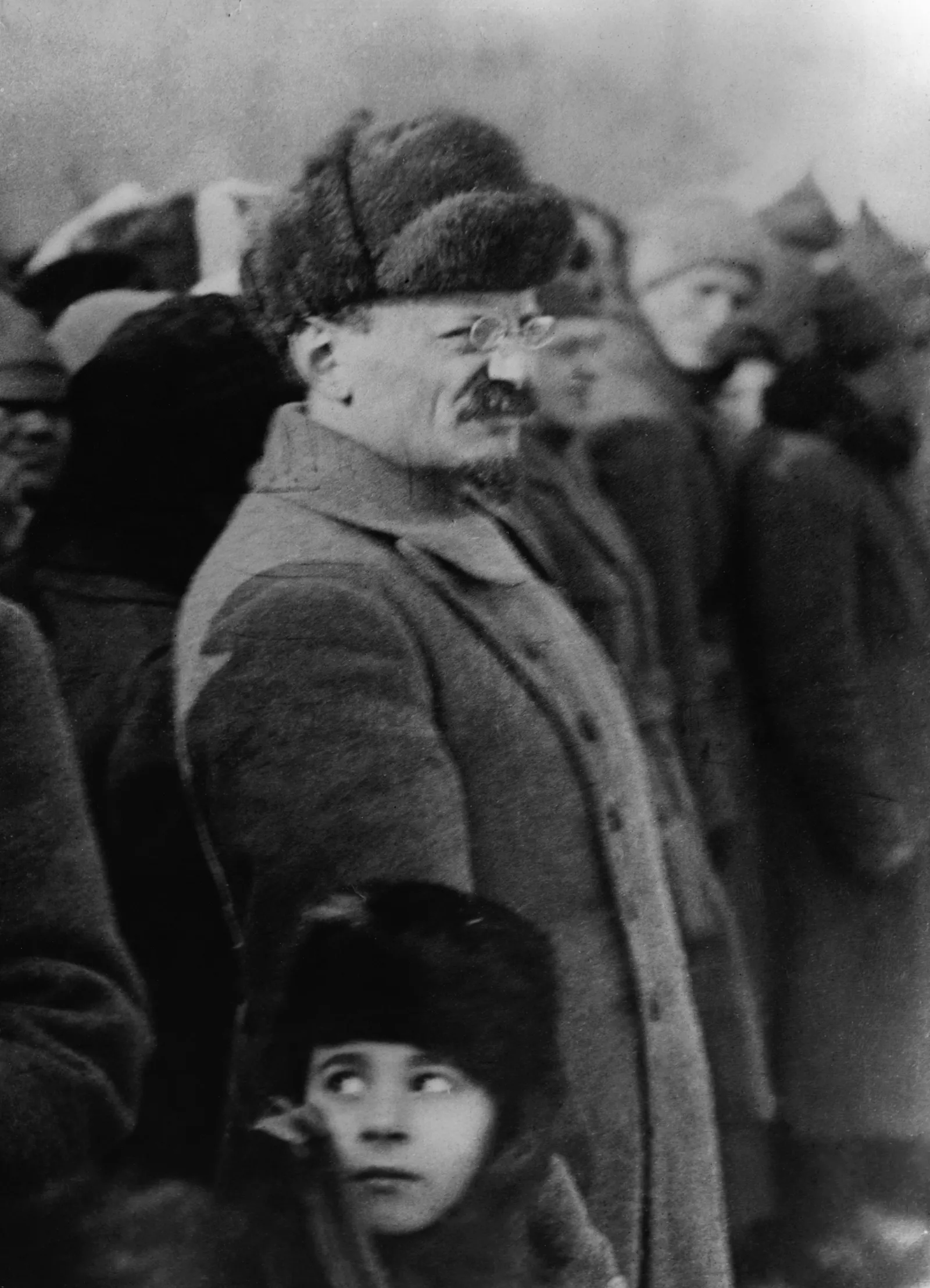 Leon Trotsky con un gorro de pelo con orejeras.